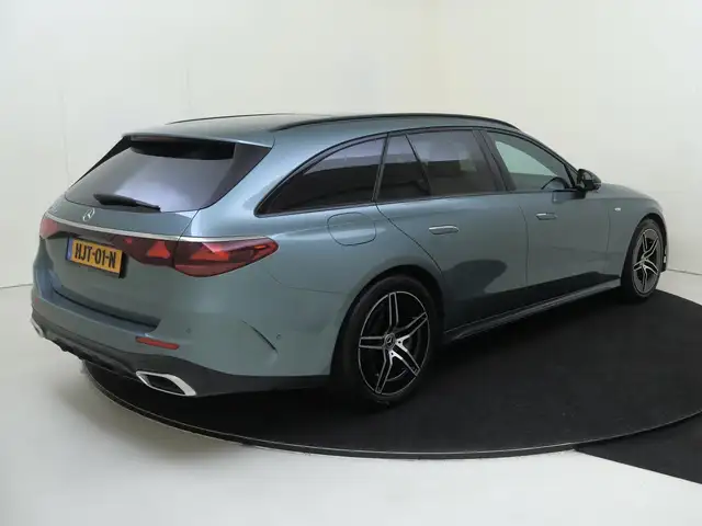Mercedes-Benz E-Class view 4