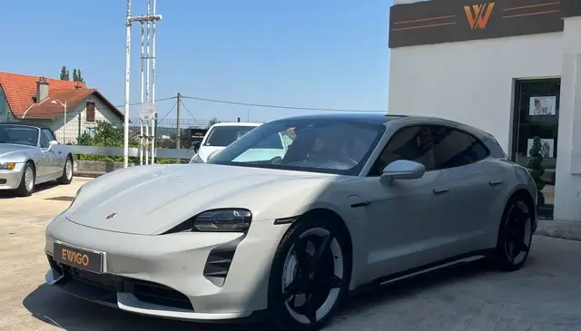 Porsche Taycan view 25