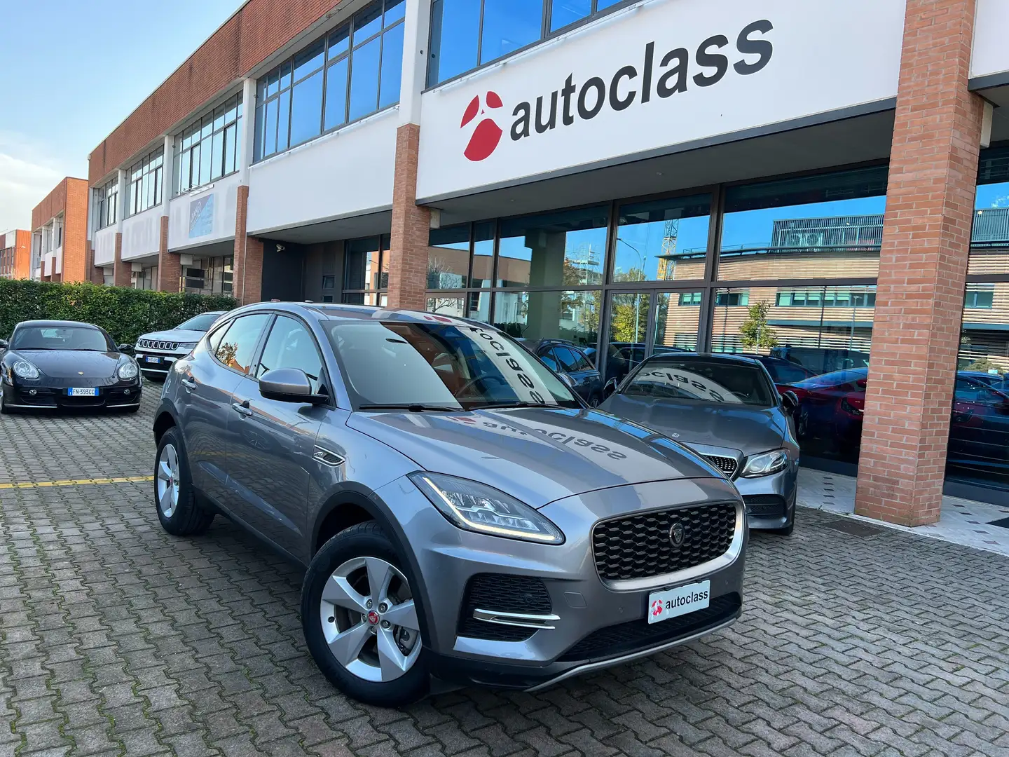 Jaguar E-Pace E-Pace 2.0 i4 mhev R-Dynamic HSE awd 200cv auto Gris - 1