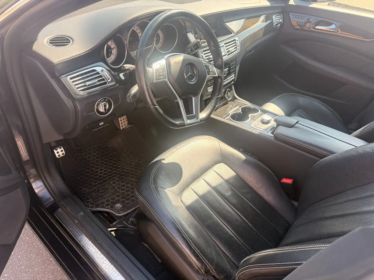 Mercedes-Benz CLS снимка Mercedes-Benz CLS