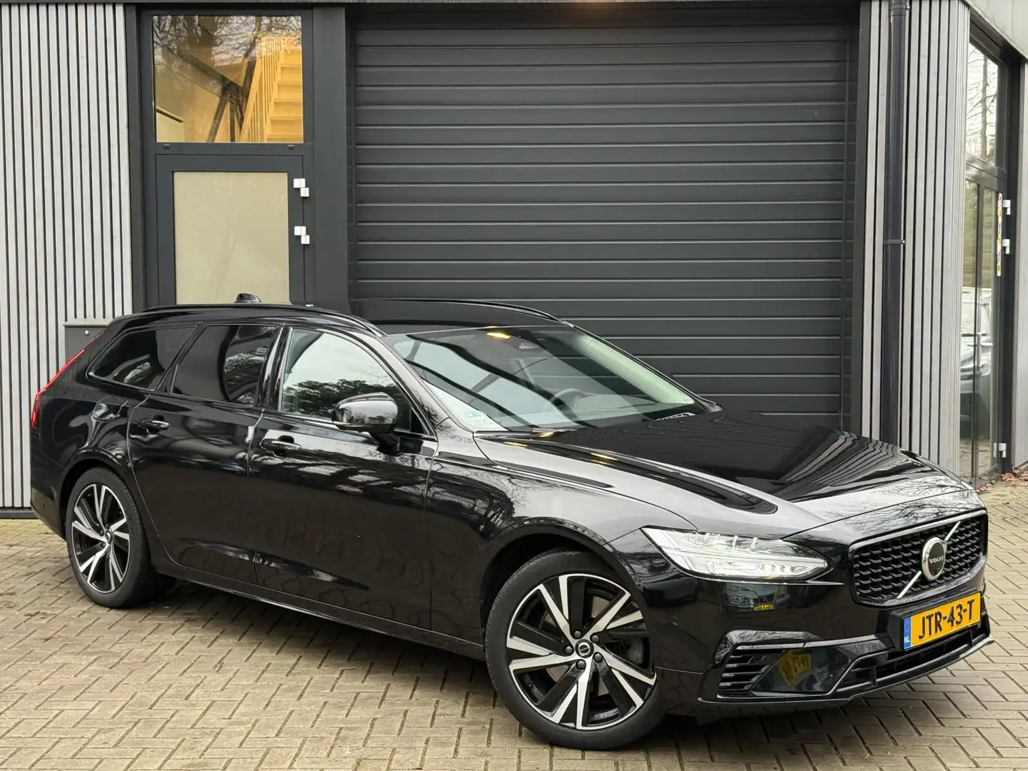 Volvo V90 2.0 T6 Plug-in hybrid AWD Essential Bright Schwarz - 1