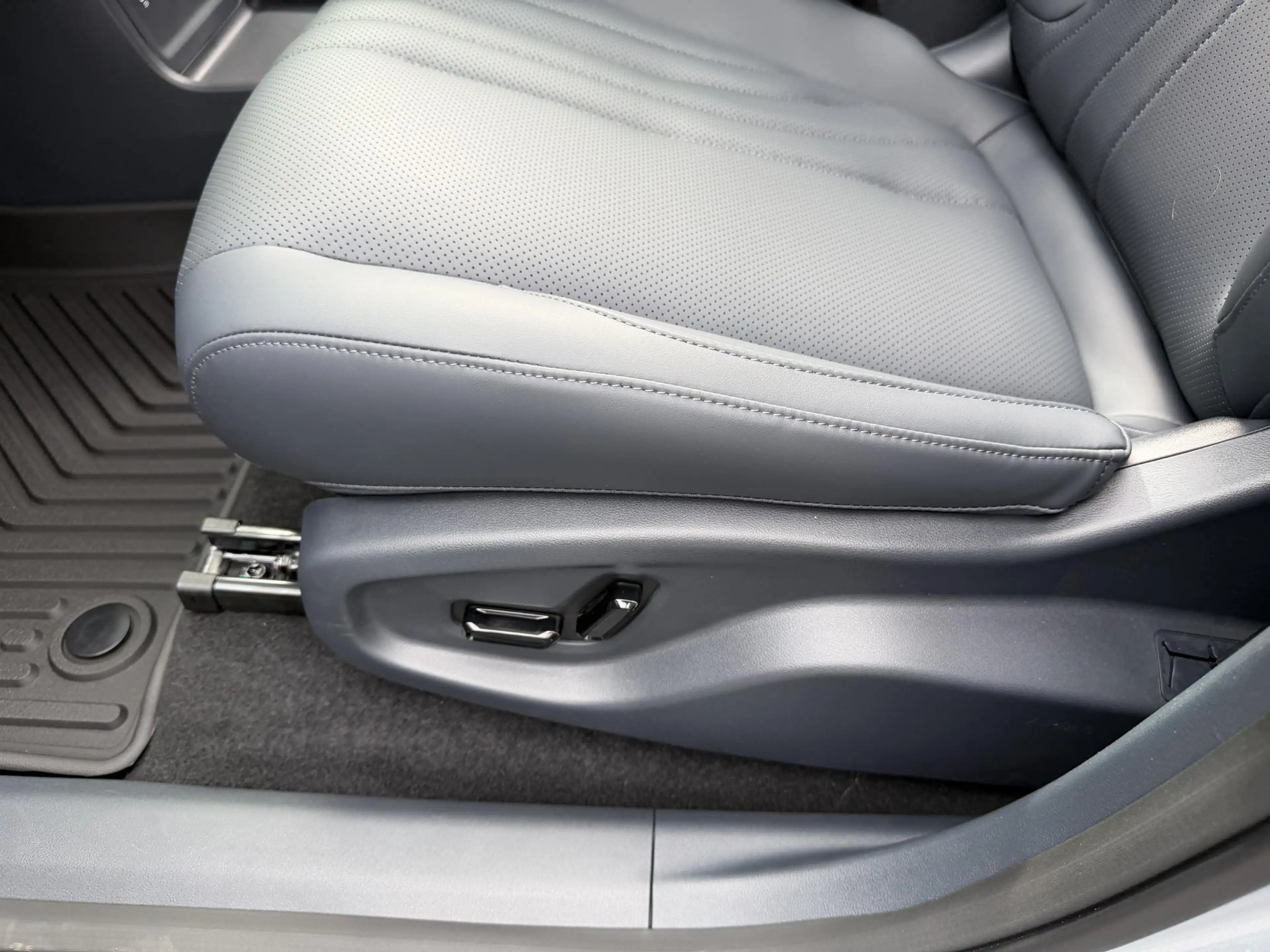 Geely Starray EM-i 1.5 Max+ 262PK | DEMO — photo 31