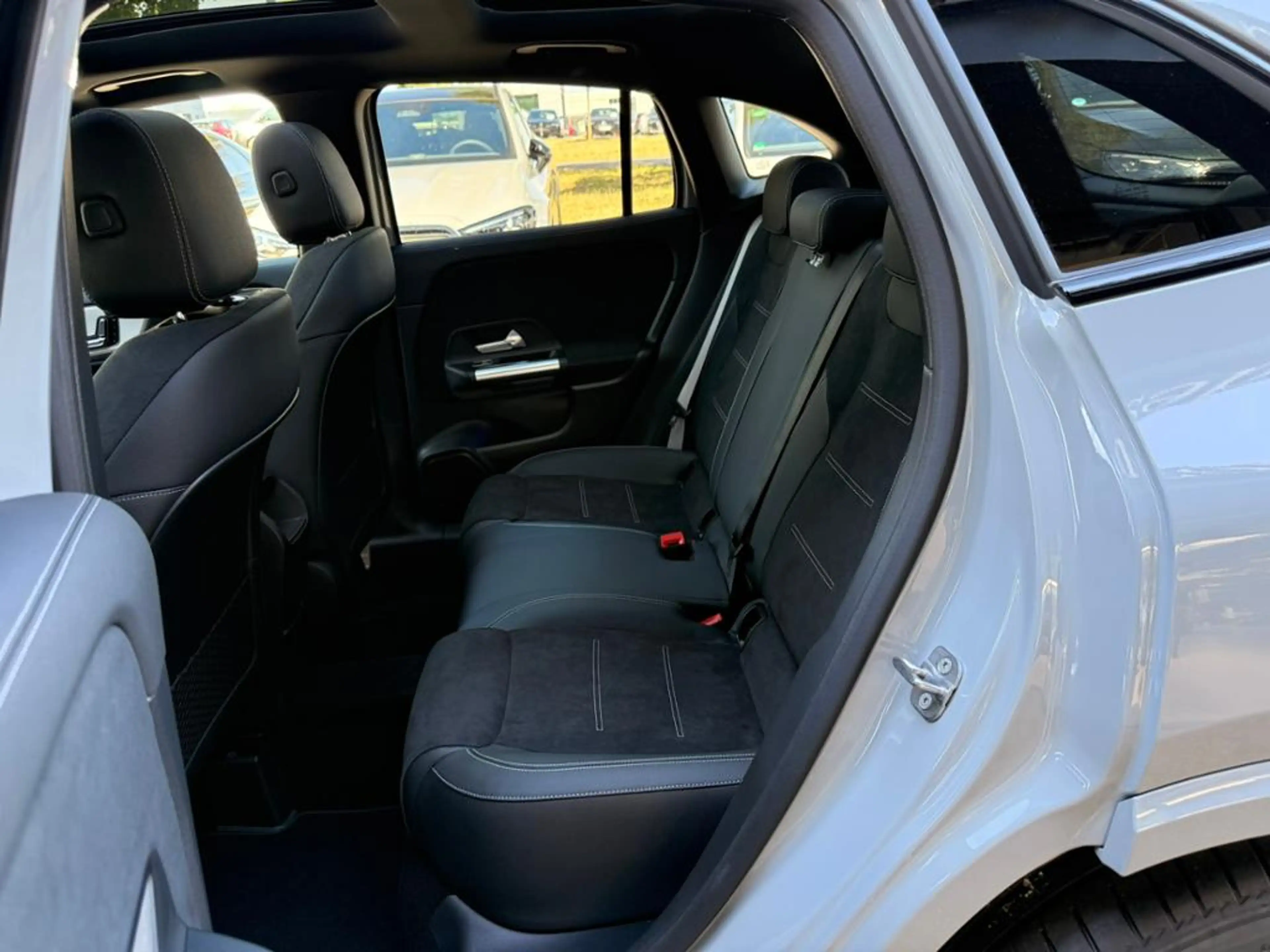 Mercedes-Benz GLA 200 AHK AUT DynLicht Fernlichtass. Kam. LED — photo 5