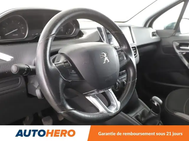 Peugeot 208 view 11