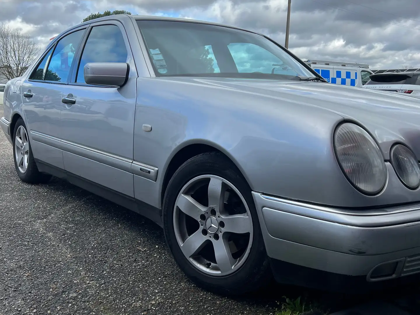 Mercedes-Benz E 240 Avantgarde A Срібний - 2