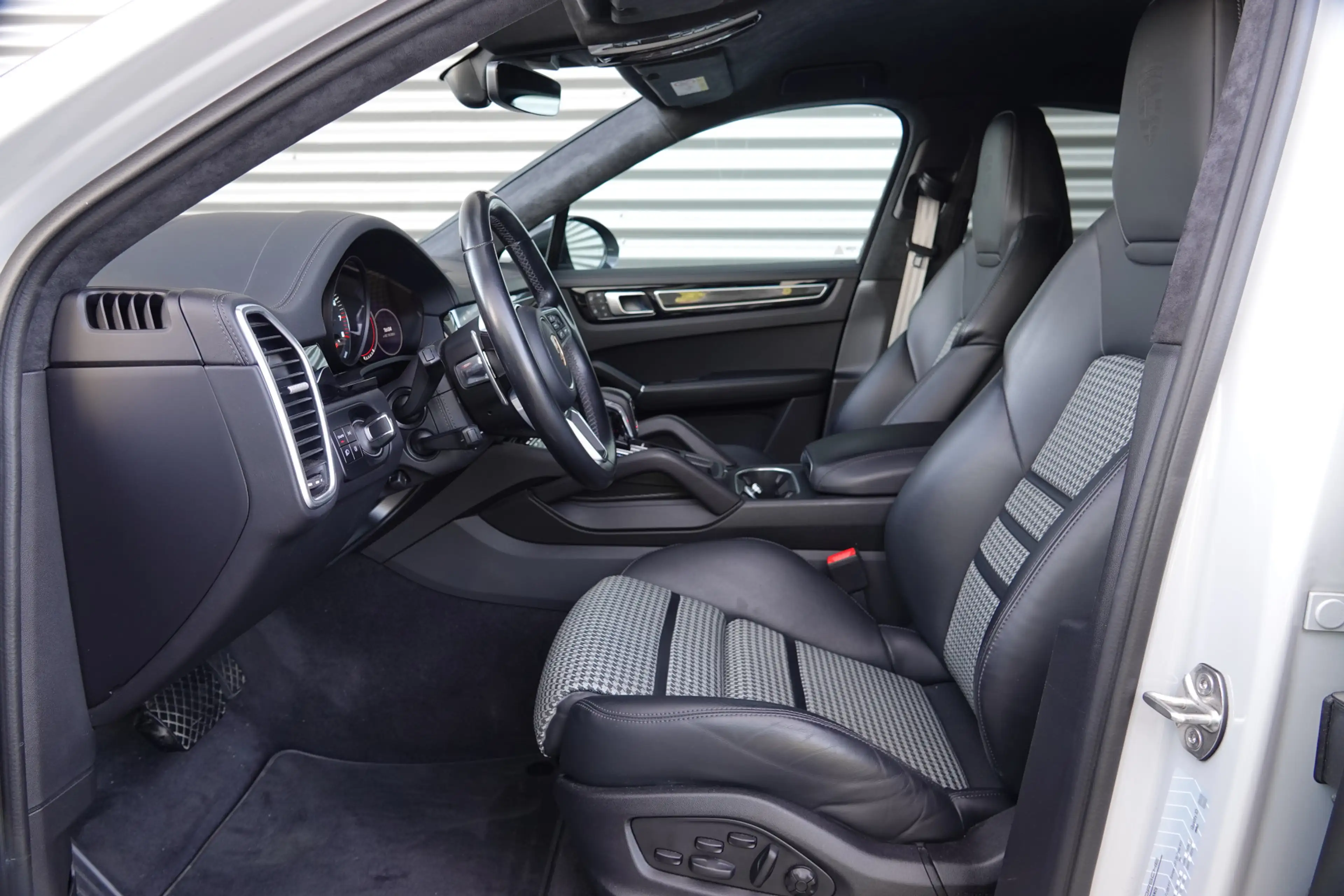 Porsche Cayenne Coupé 3.0 E-Hybrid | Techart | Alcantara | Sport D — photo 10