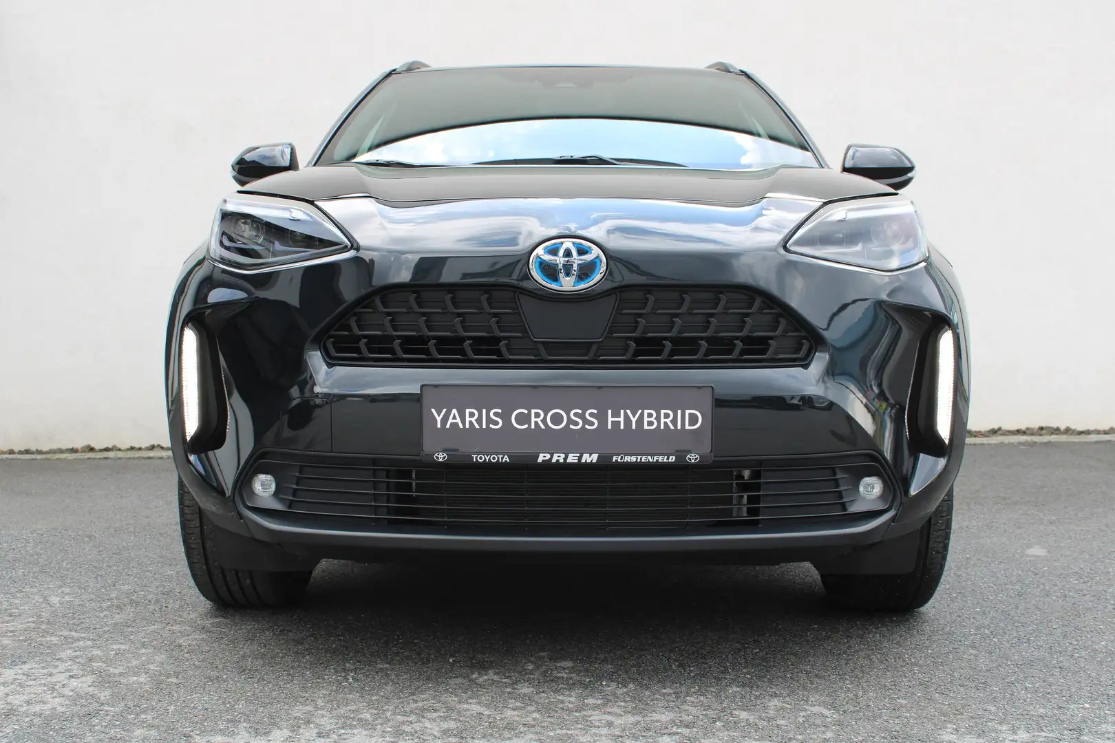 Toyota Yaris Cross 1.5 VVT-i HYBRID "Active Drive" Automatik mit MM-Paket und W-Paket aus 1. Besitz! Schwarz - 1