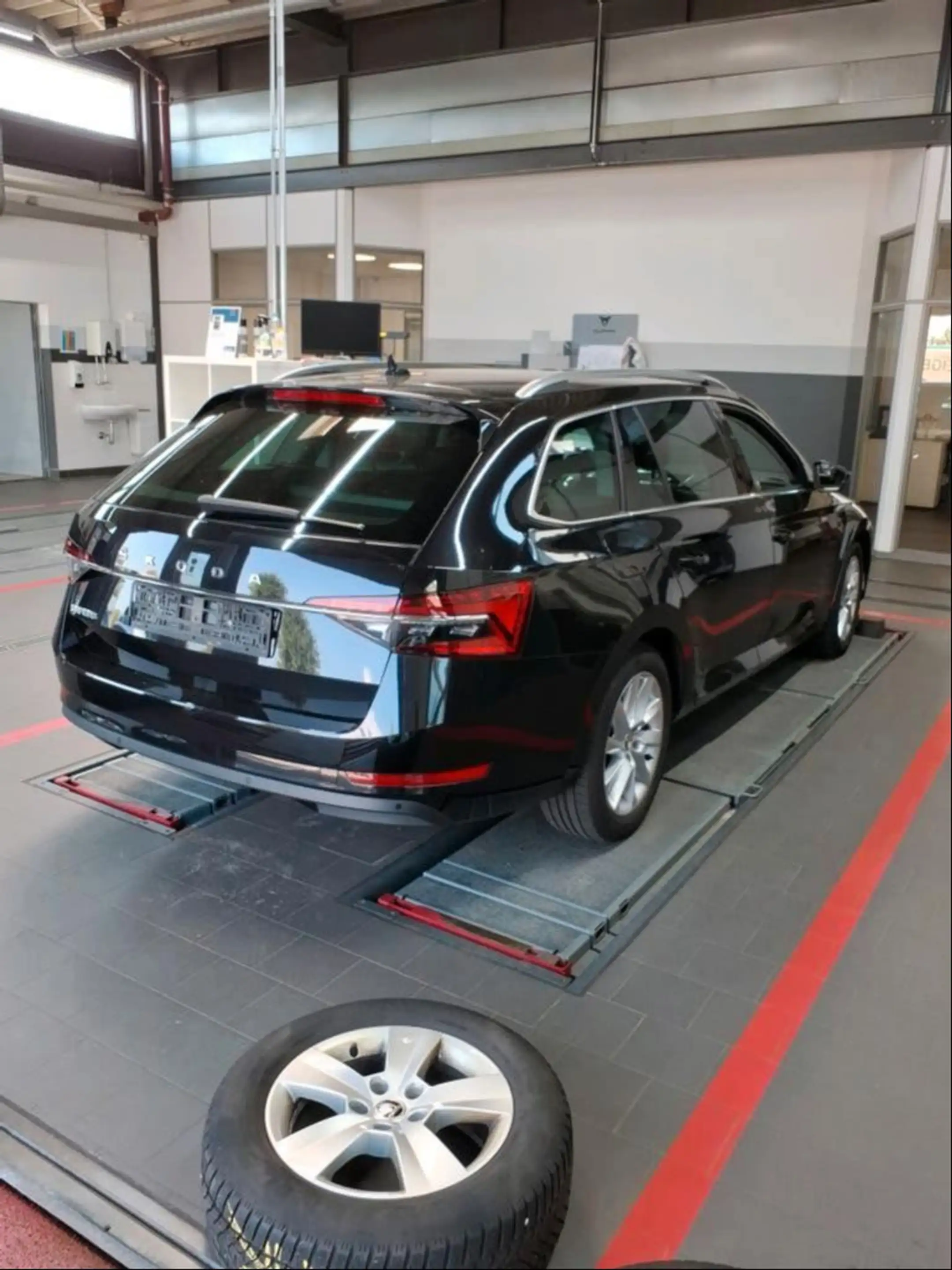Skoda Superb Combi Style 2.0TDI DSG Navi AHK SHZ ACC — photo 4