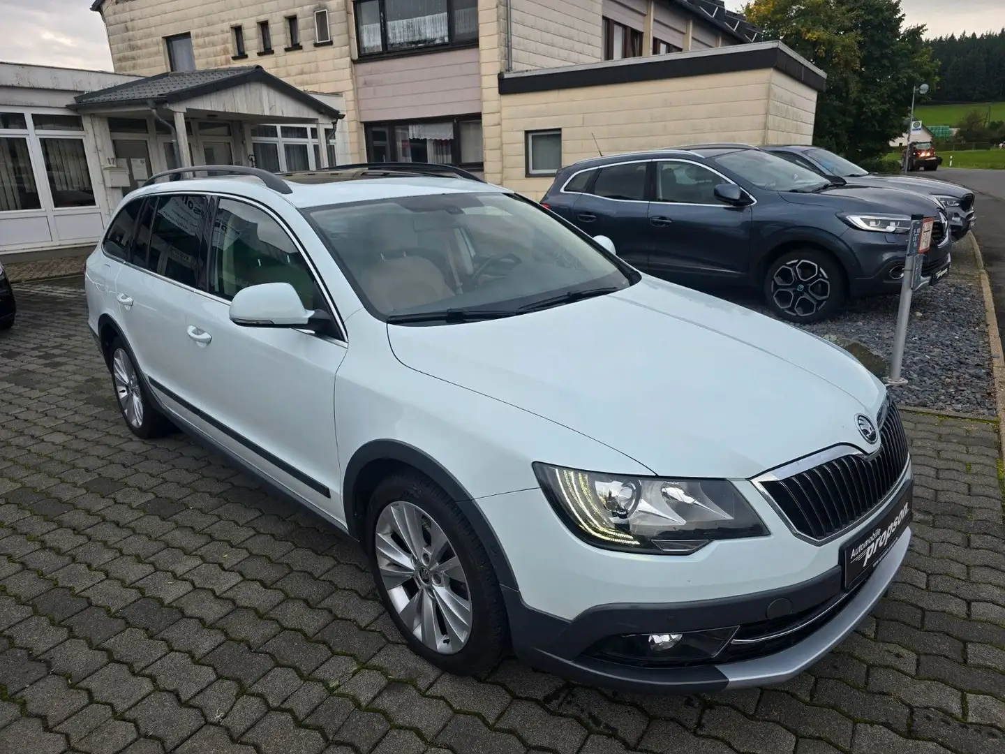 Skoda Superb Combi 2.0 TDI Outdoor 4x4 PANO STAND Blanc - 2