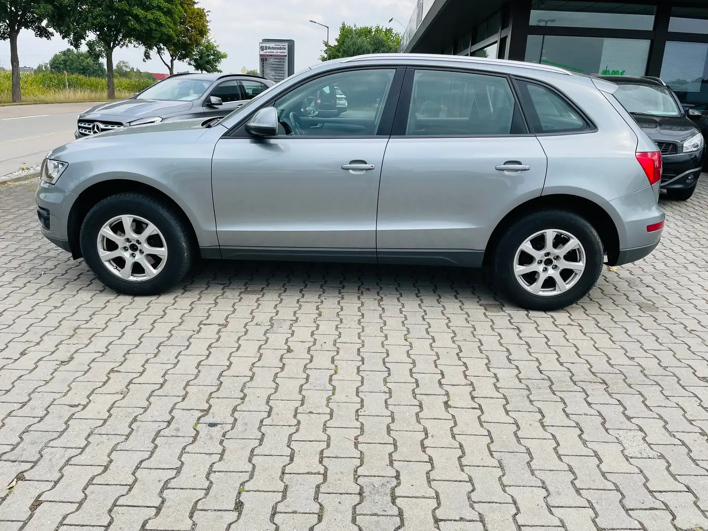 Audi Q5 2.0 TFSI 132 kW quattro Grau - 2