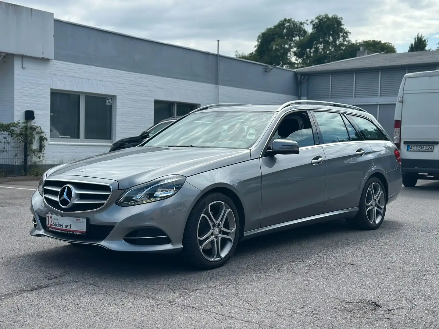 Mercedes-Benz E 200 T-Modell CGI Garantie*E-Heck*2-Zonen-Klima Plateado - 1