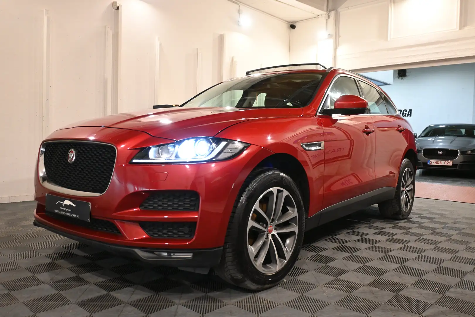 Jaguar F-Pace 2.0 D AWD R-SPORT / PANO / CAMERA / FULL !! Rot - 2