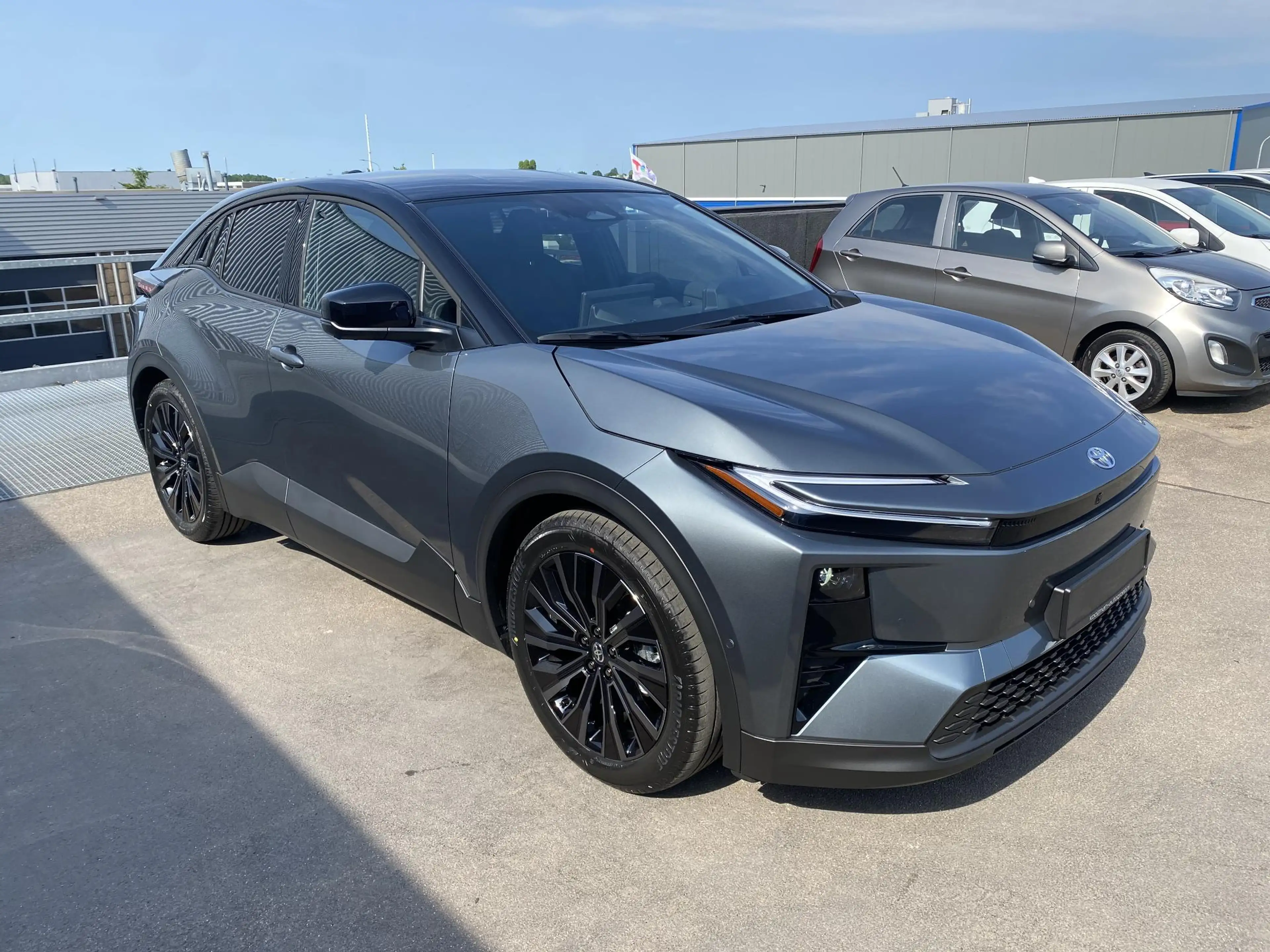 Toyota C-HR+ — Actieradius (WLTP) 507 km Executive AWD 77 kWh 3 — photo 13