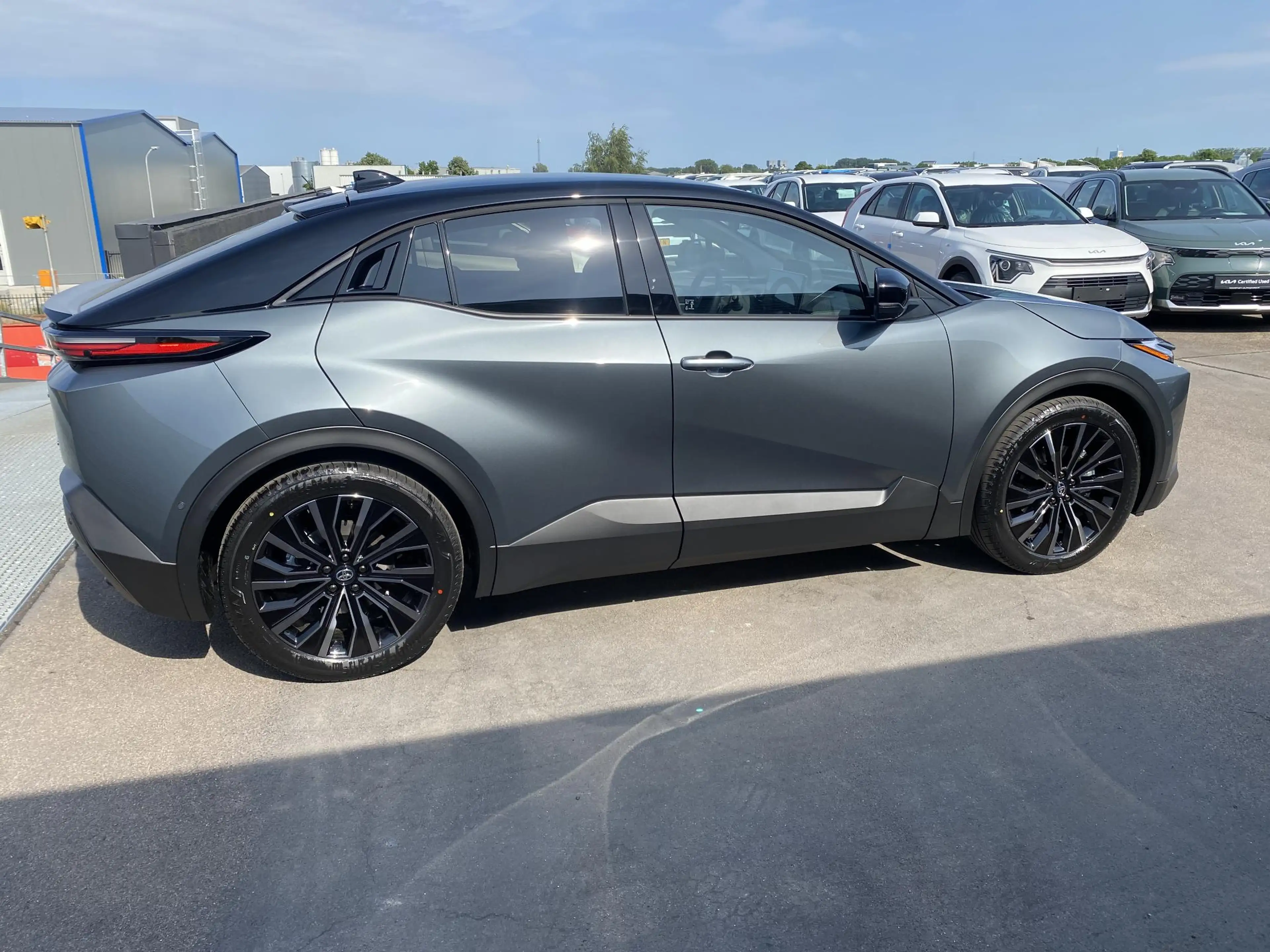 Toyota C-HR+ — Actieradius (WLTP) 507 km Executive AWD 77 kWh 3 — photo 14
