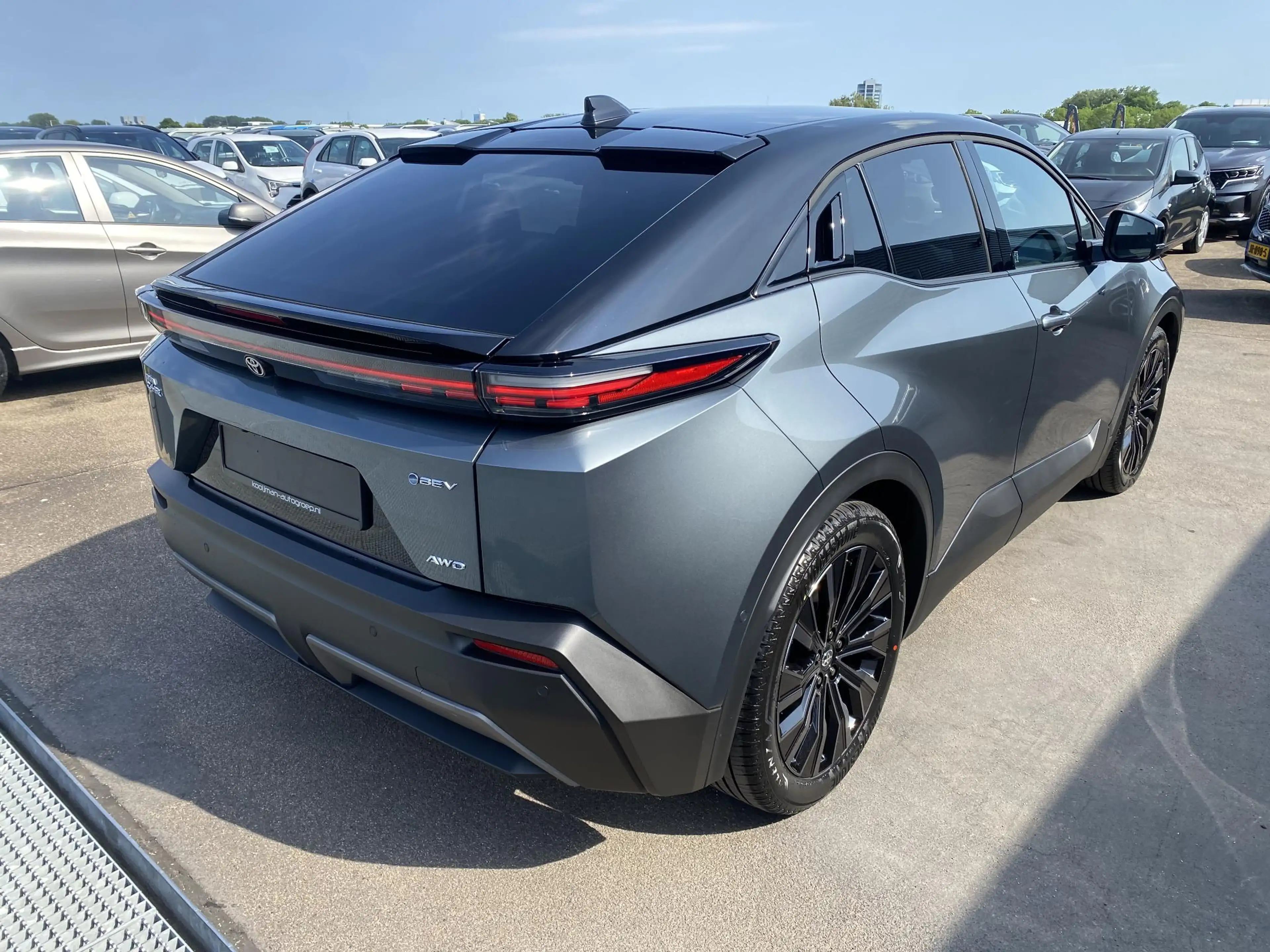 Toyota C-HR+ — Actieradius (WLTP) 507 km Executive AWD 77 kWh 3 — photo 15