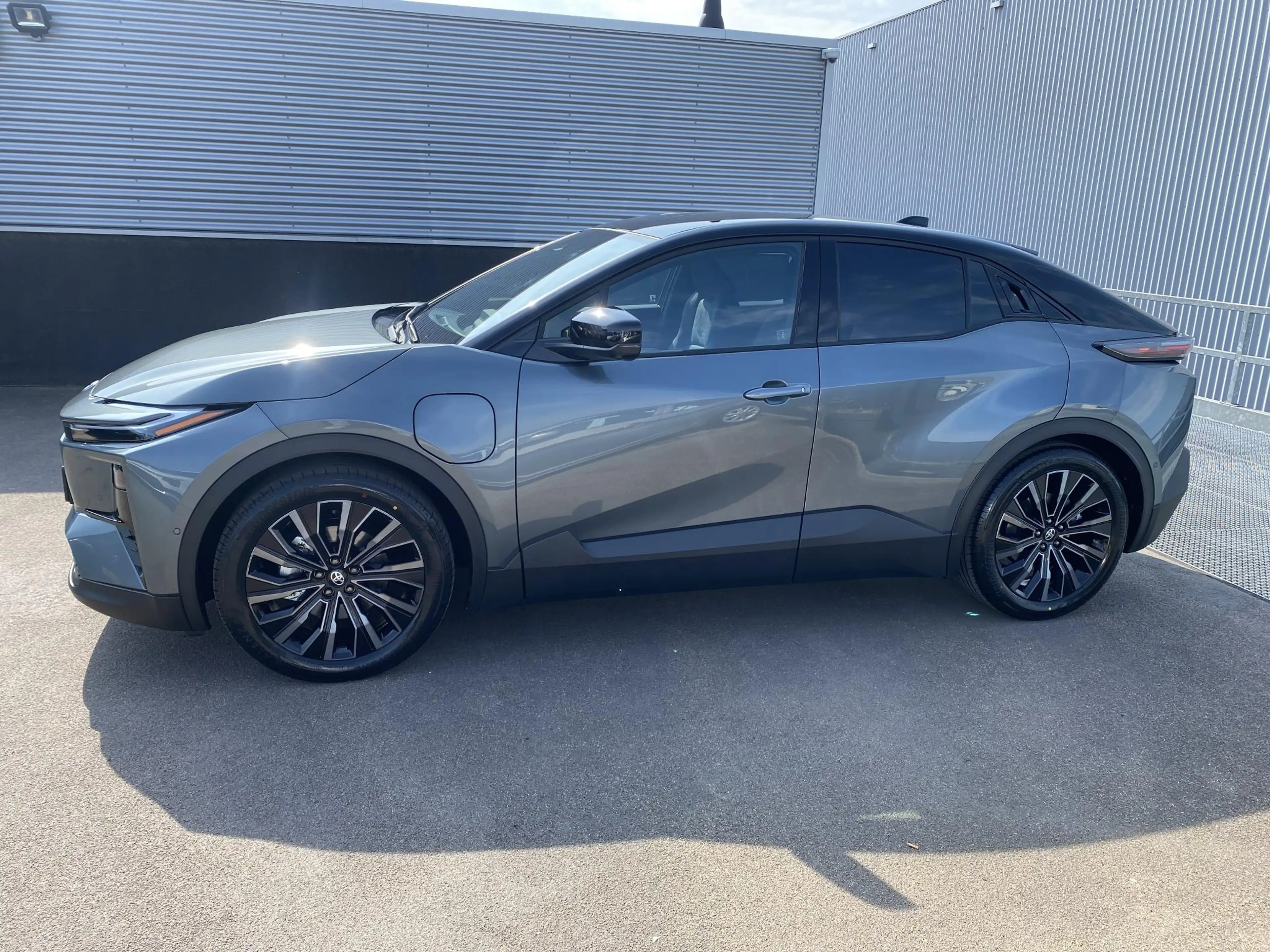 Toyota C-HR+ — Actieradius (WLTP) 507 km Executive AWD 77 kWh 3 — photo 4