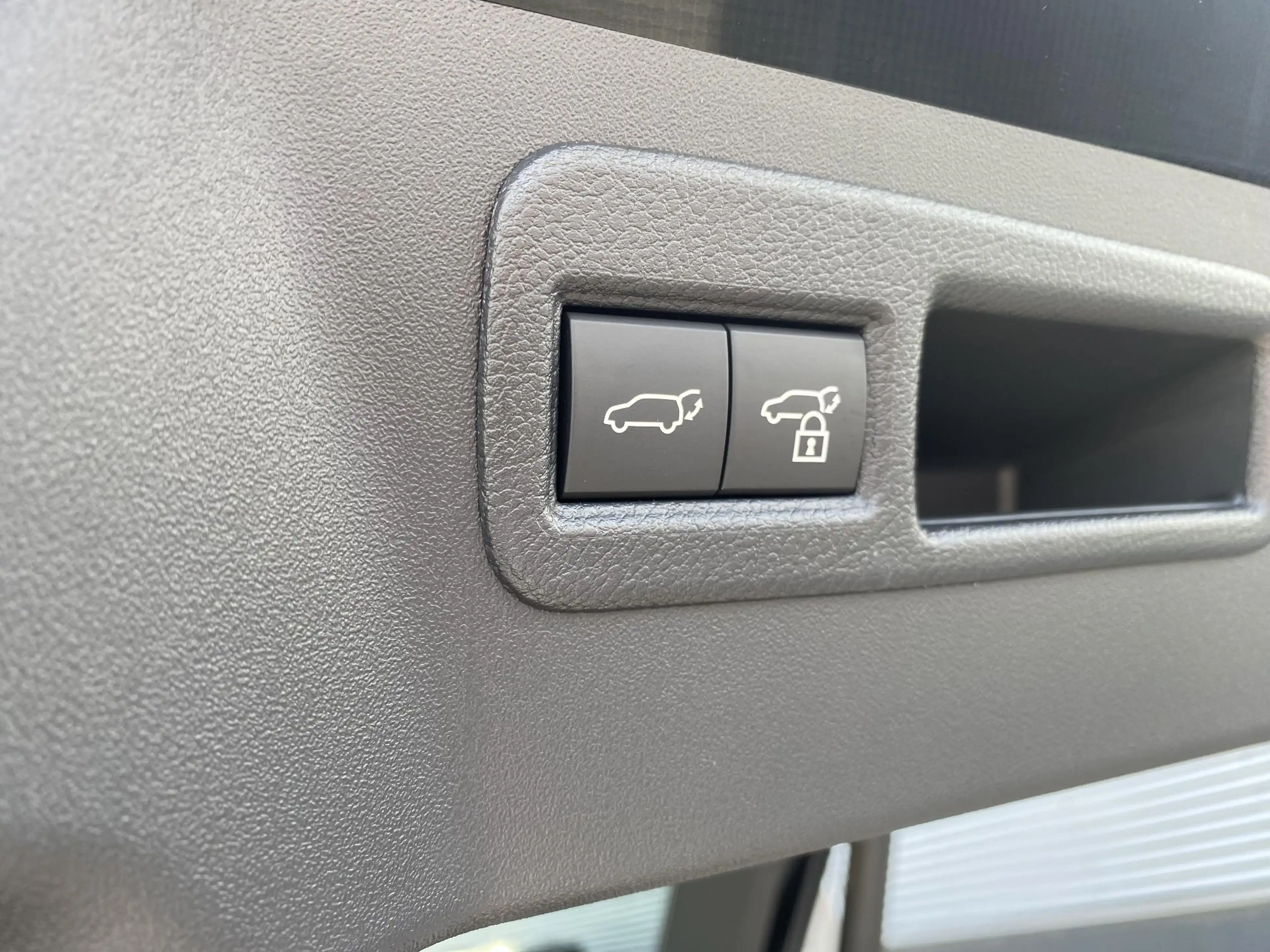 Toyota C-HR+ — Actieradius (WLTP) 507 km Executive AWD 77 kWh 3 — photo 9