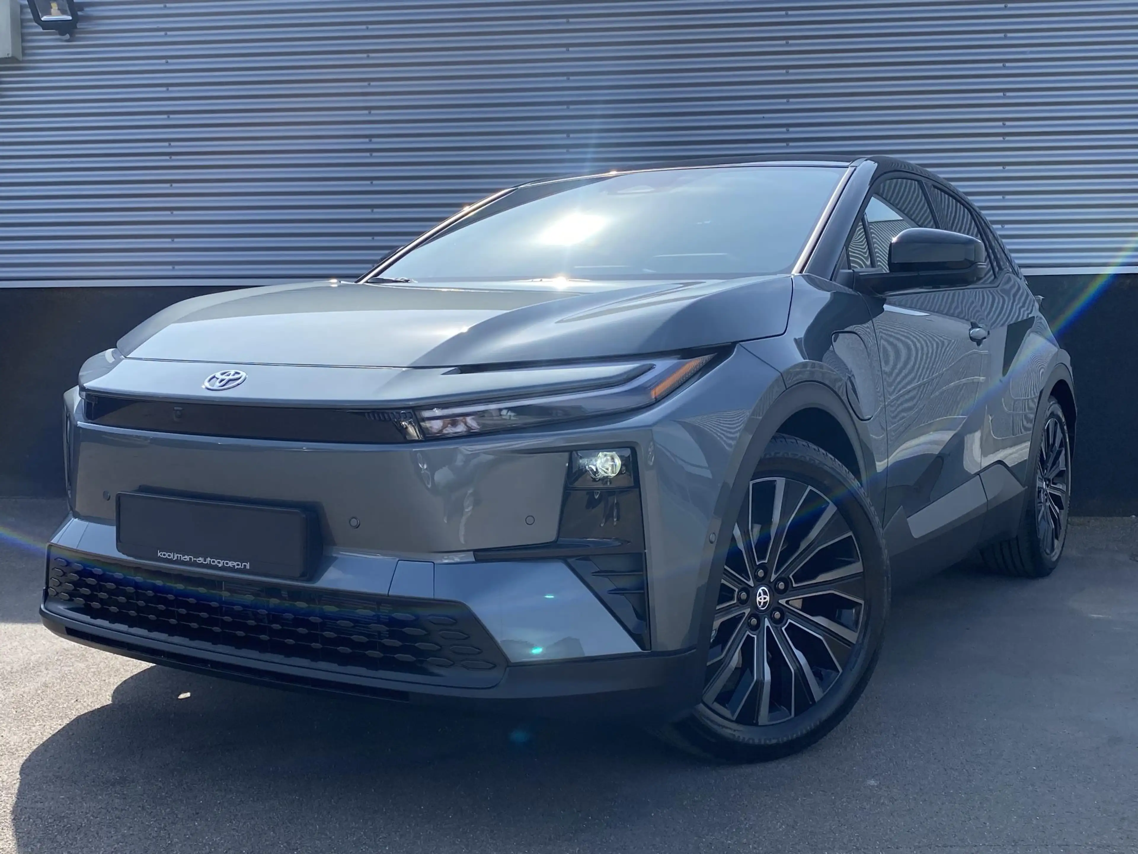 Toyota C-HR+ — Actieradius (WLTP) 507 km Executive AWD 77 kWh 3 — photo 2
