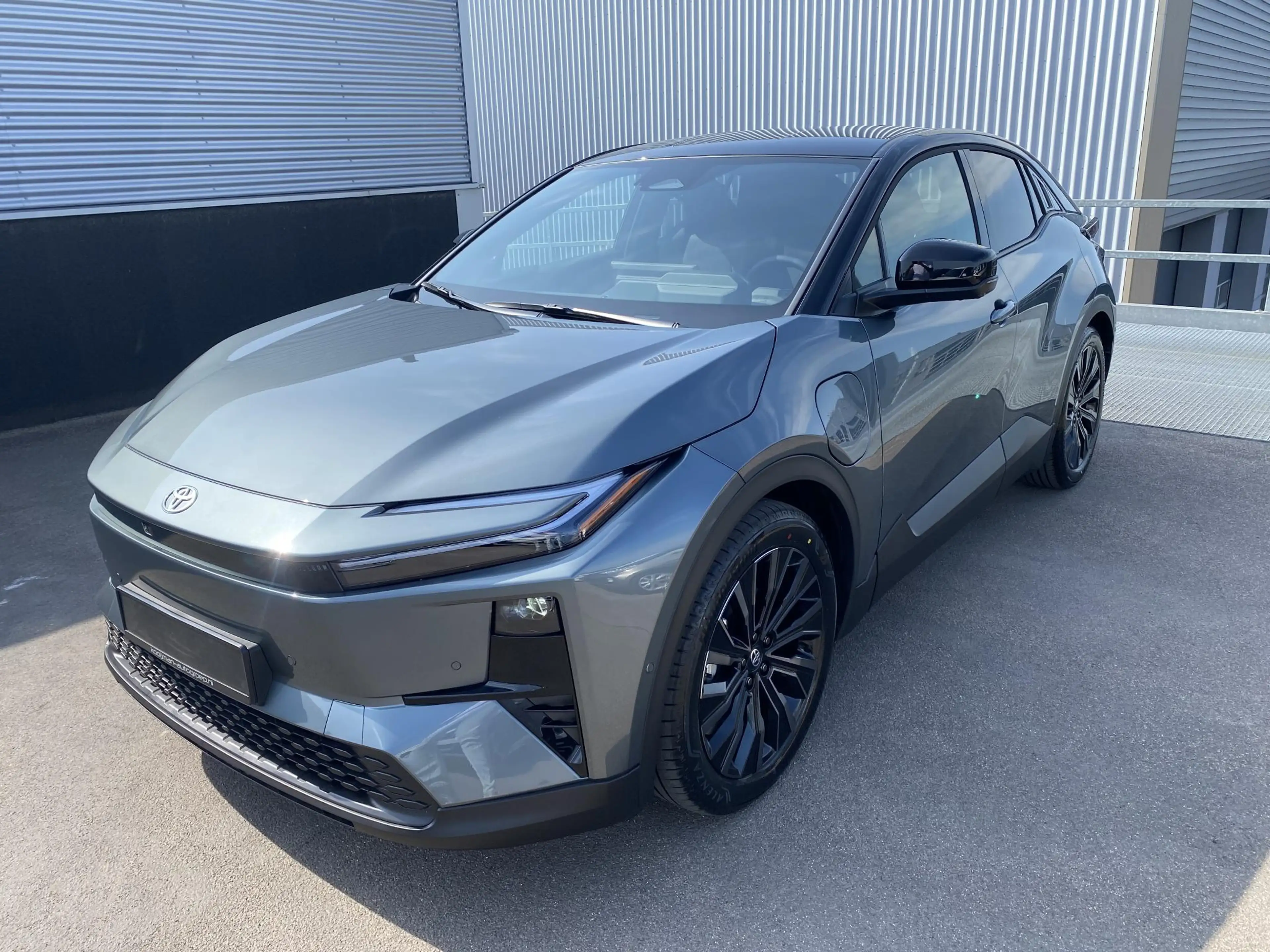 Toyota C-HR+ — Actieradius (WLTP) 507 km Executive AWD 77 kWh 3 — photo 3