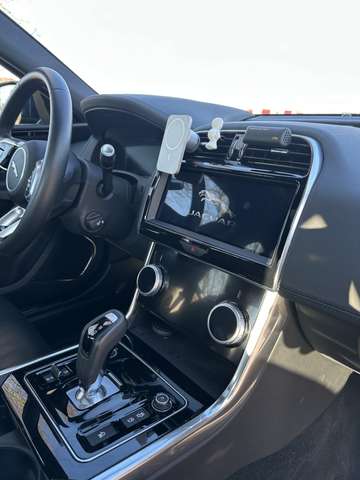 Imagine Jaguar XE SE