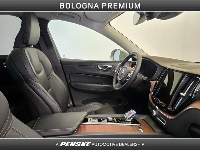 Volvo XC60 view 3