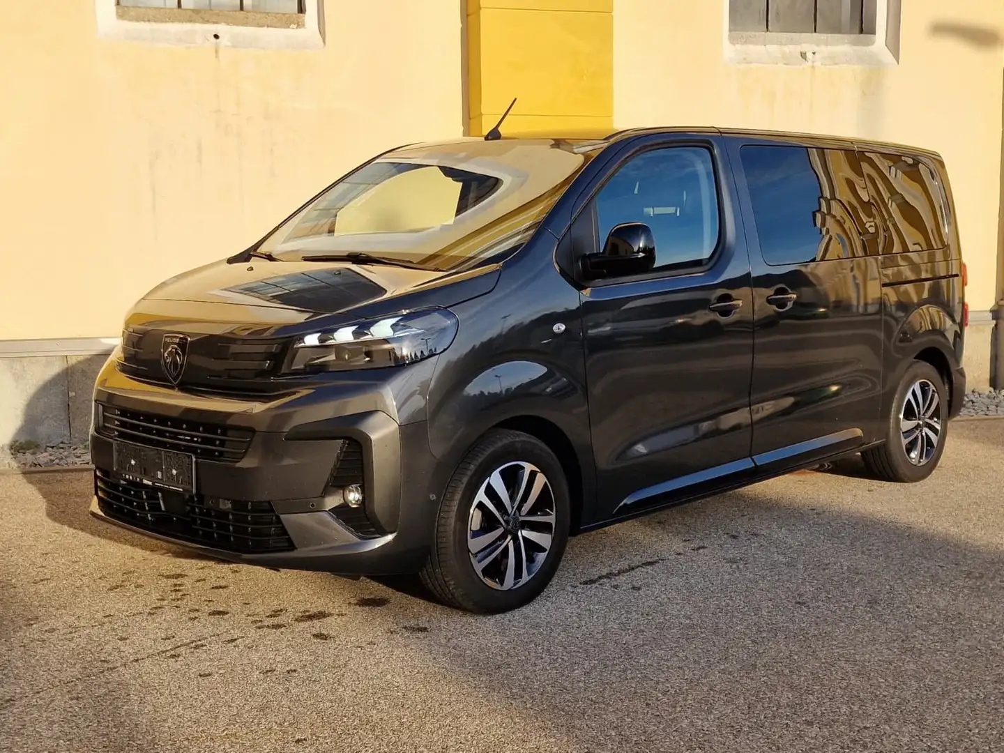 Peugeot Traveller Prem. 180 EAT8/MWST-LEASING /8 SITZE/AHK/GARANTIE Grau - 1