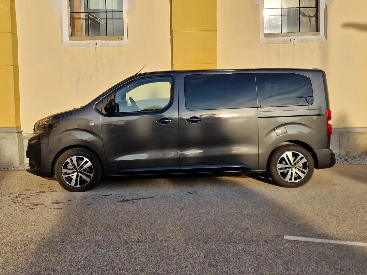 Peugeot Traveller Prem. 180 EAT8/MWST-LEASING /8 SITZE/AHK/GARANTIE Grau - 2