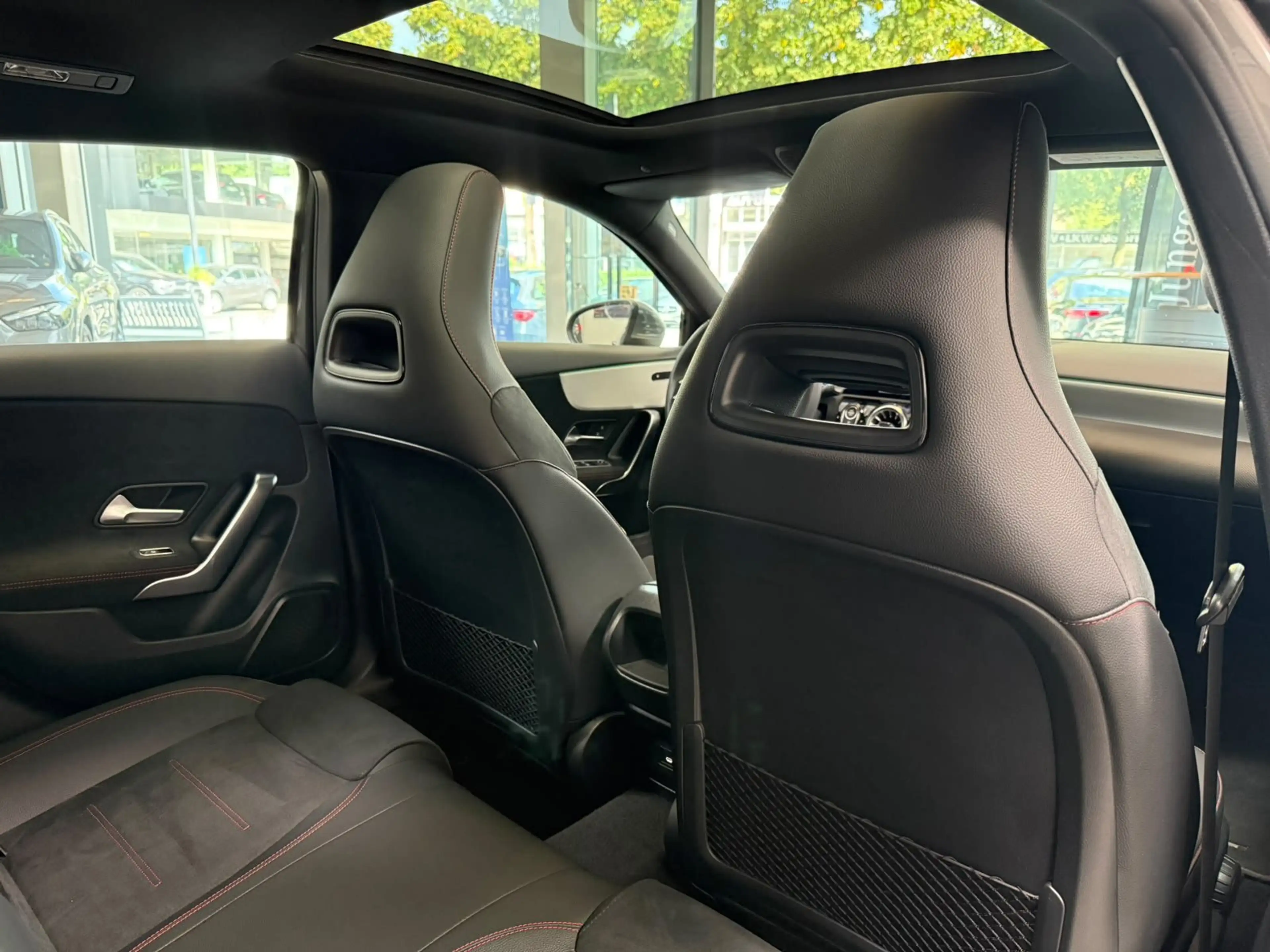 Mercedes-Benz A 200 AMG+PANO+MBEAM+360°+DISTR+KEYLESS+TOTW+DAB — photo 13