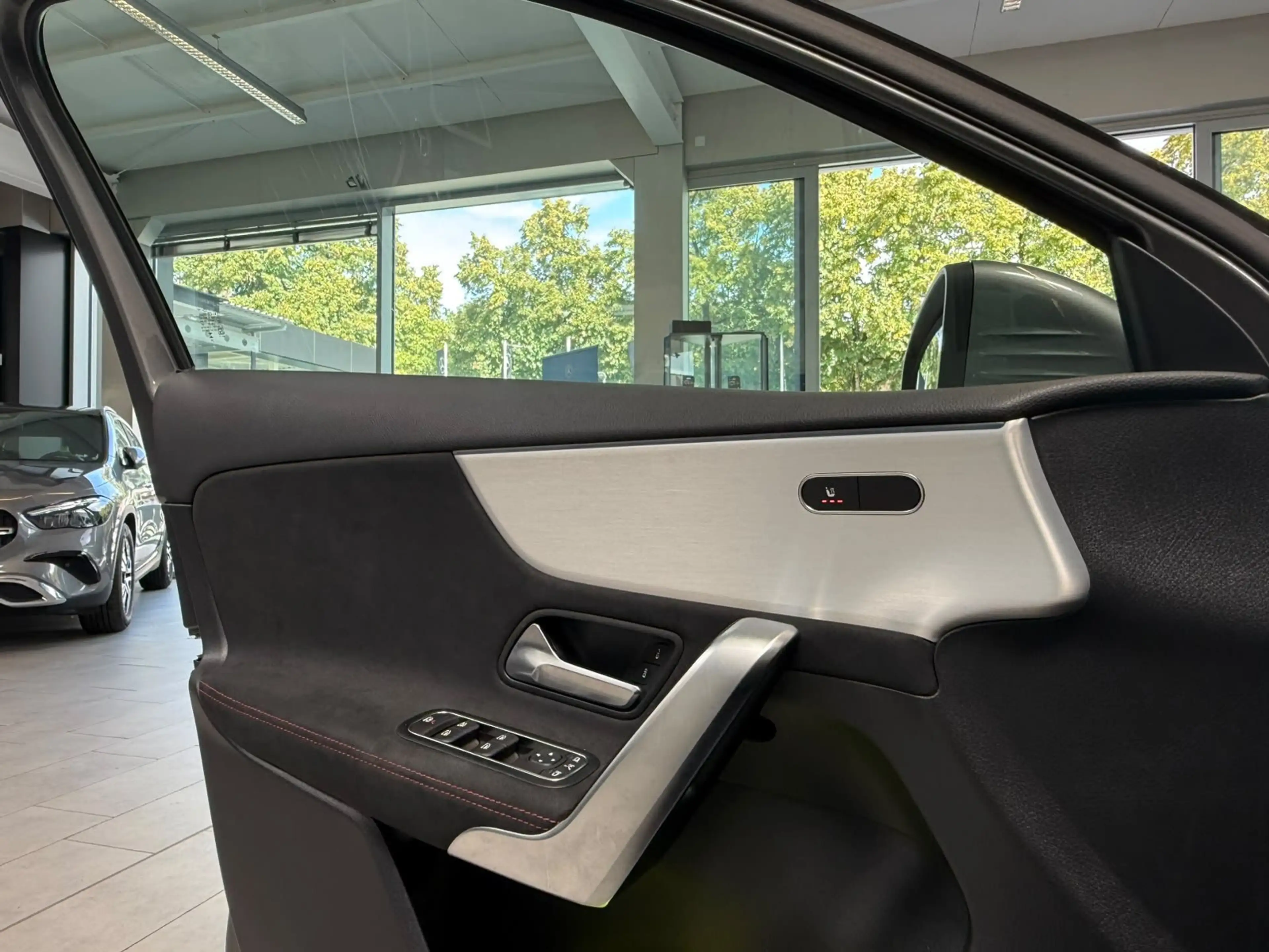 Mercedes-Benz A 200 AMG+PANO+MBEAM+360°+DISTR+KEYLESS+TOTW+DAB — photo 11