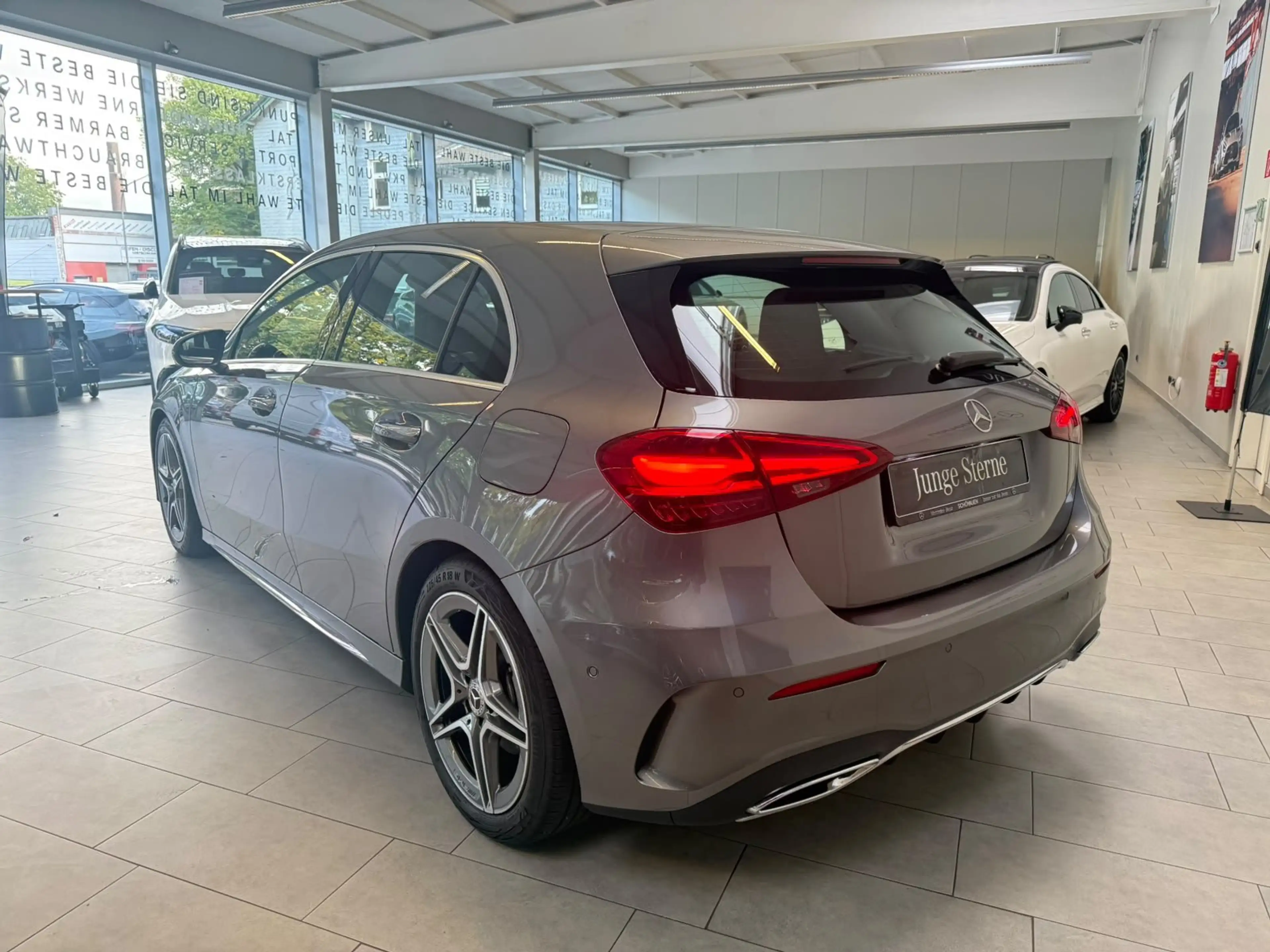 Mercedes-Benz A 200 AMG+PANO+MBEAM+360°+DISTR+KEYLESS+TOTW+DAB — photo 4