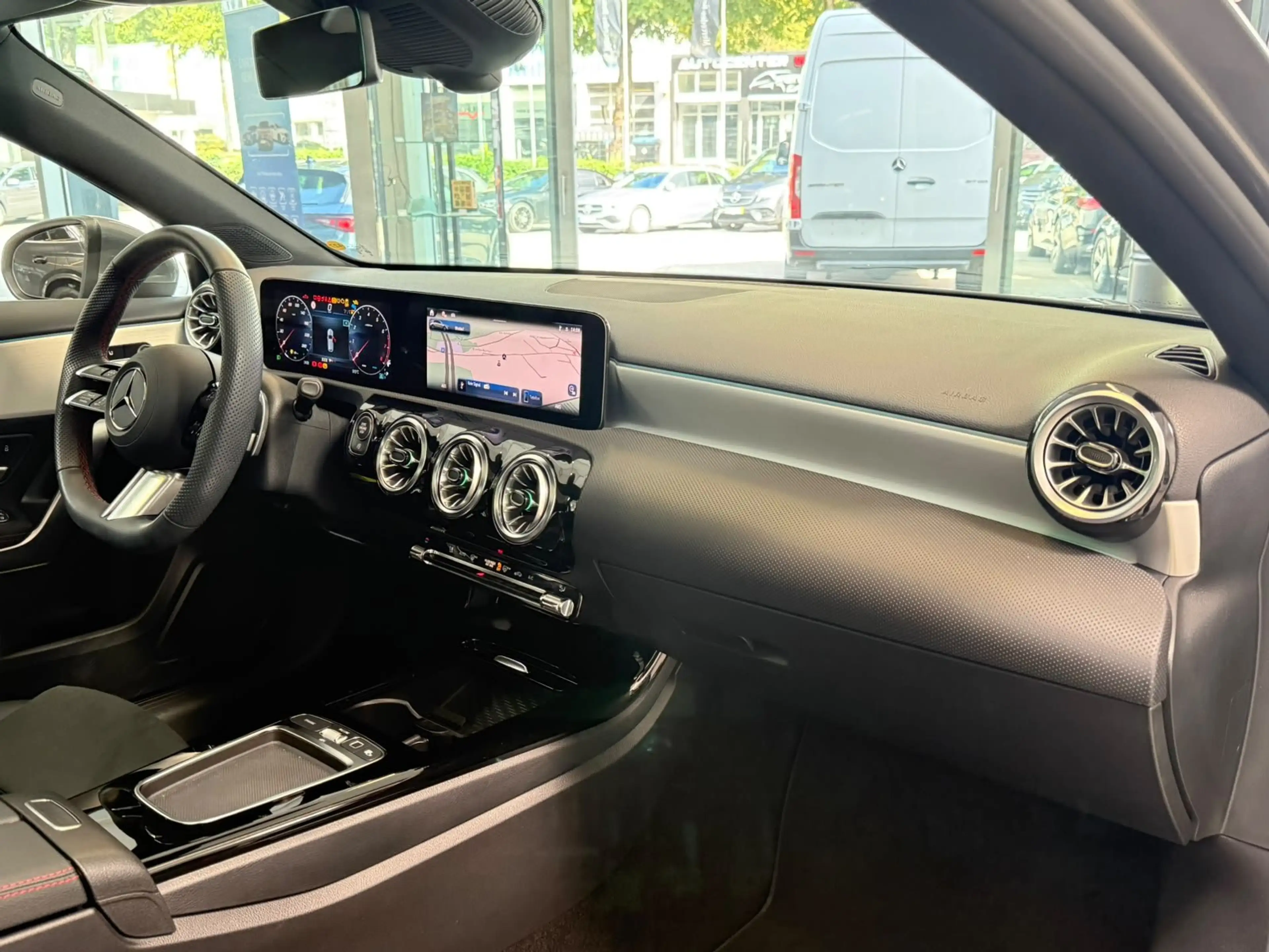 Mercedes-Benz A 200 AMG+PANO+MBEAM+360°+DISTR+KEYLESS+TOTW+DAB — photo 10