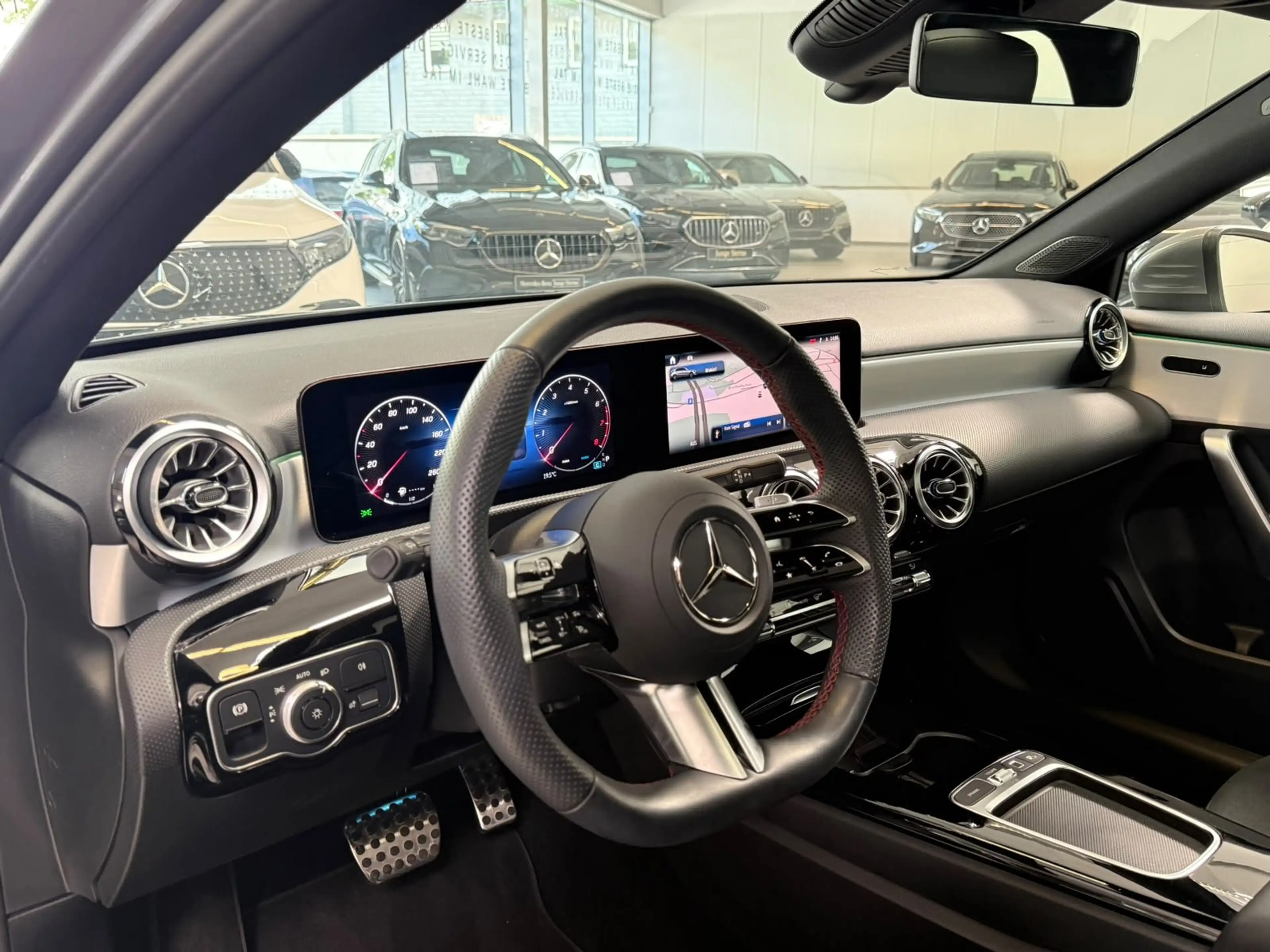 Mercedes-Benz A 200 AMG+PANO+MBEAM+360°+DISTR+KEYLESS+TOTW+DAB — photo 8
