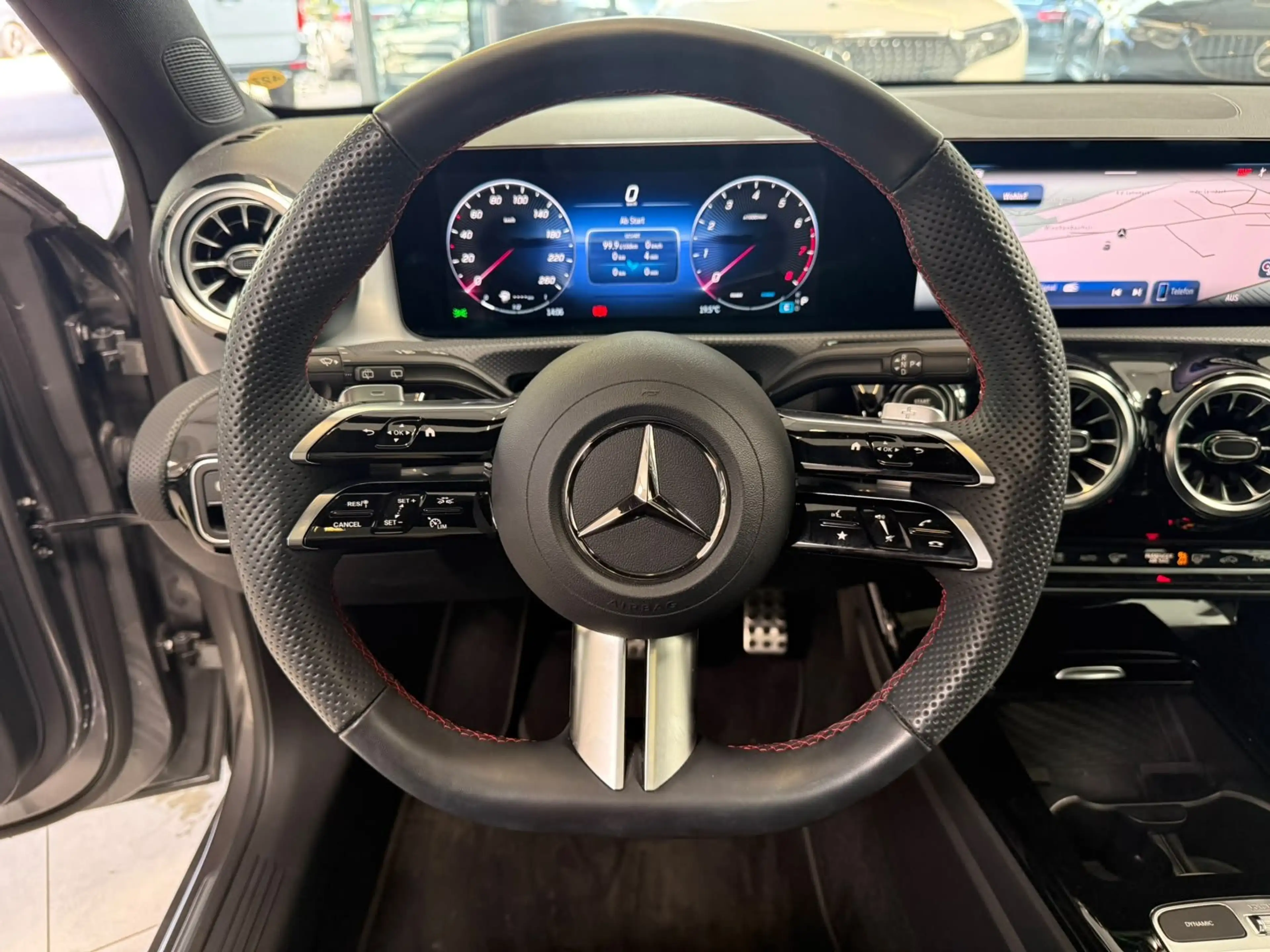 Mercedes-Benz A 200 AMG+PANO+MBEAM+360°+DISTR+KEYLESS+TOTW+DAB — photo 9