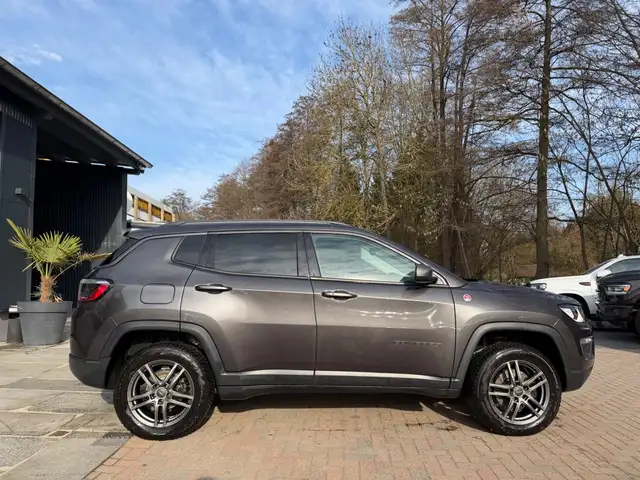 Jeep Compass view 4