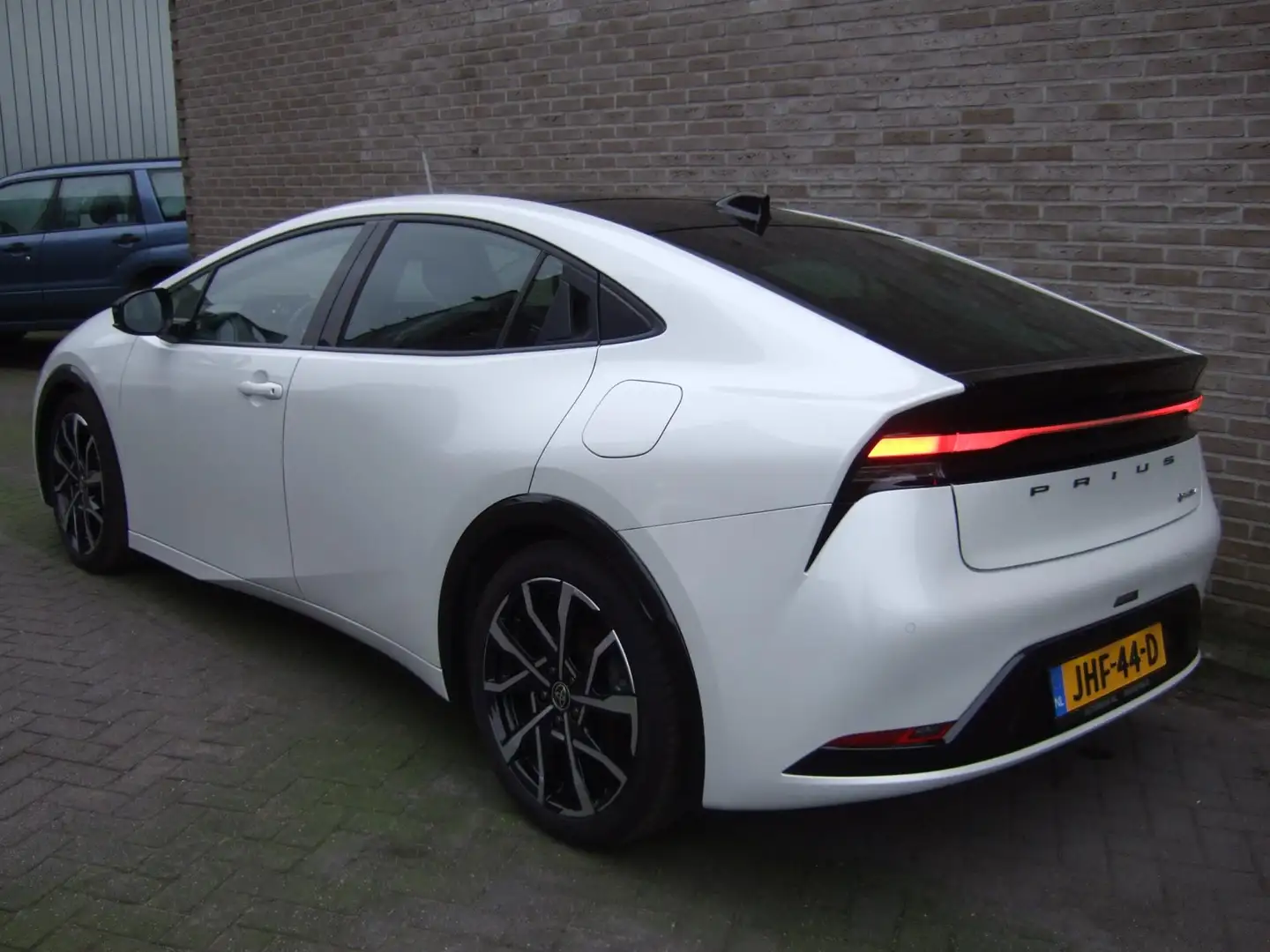 Toyota Prius 2.0 Plug-in Executive - Panoramadak - Stuurverwarm Blanco - 2