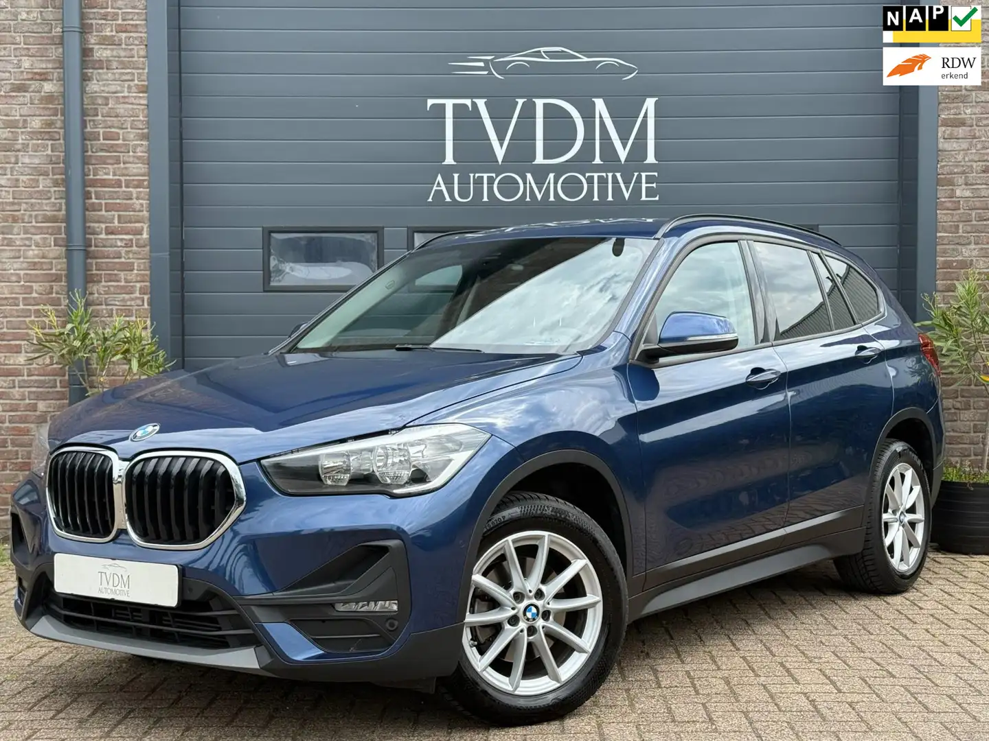 BMW X1 SDrive18i Business Edition Leder, Navi, Camera, St Blauw - 1