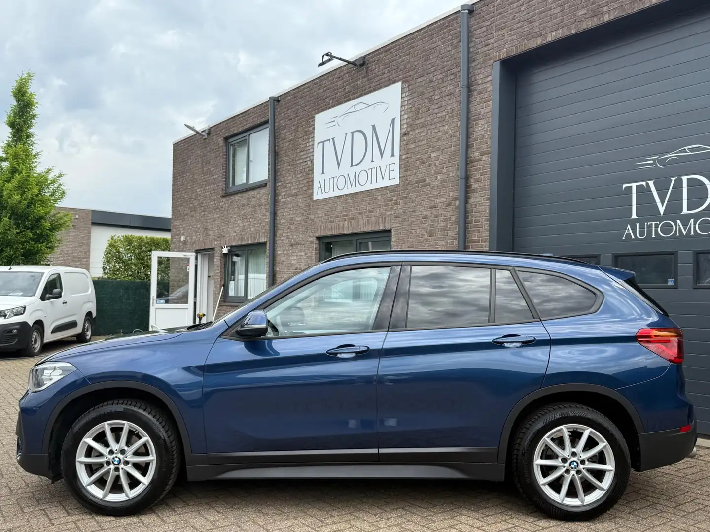 BMW X1 SDrive18i Business Edition Leder, Navi, Camera, St Blauw - 2