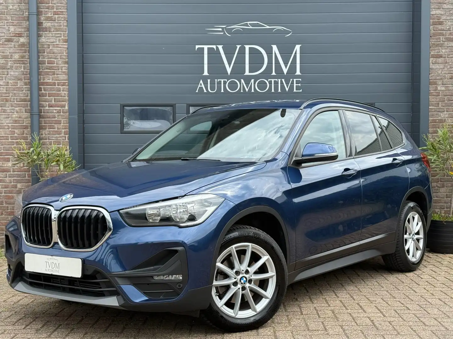 BMW X1 SDrive18i Business Edition Leder, Navi, Camera, St Blauw - 1