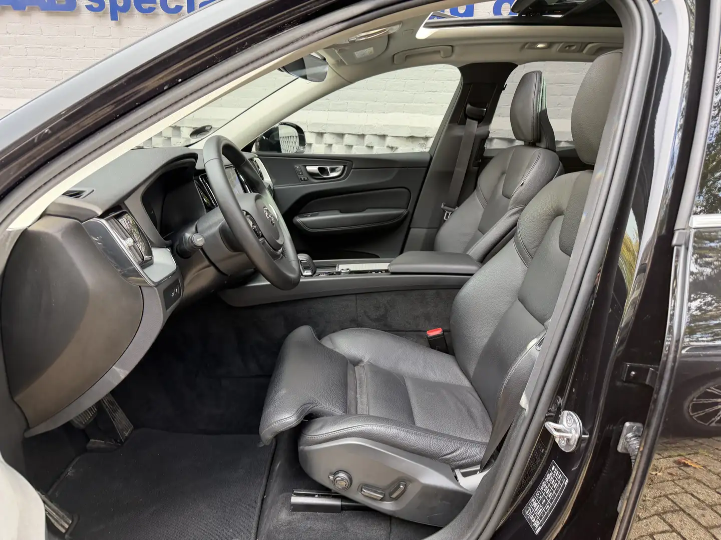 Volvo XC60 2.0 T6 Plug-in hybrid AWD Plus Bright Longe Range Zwart - 2