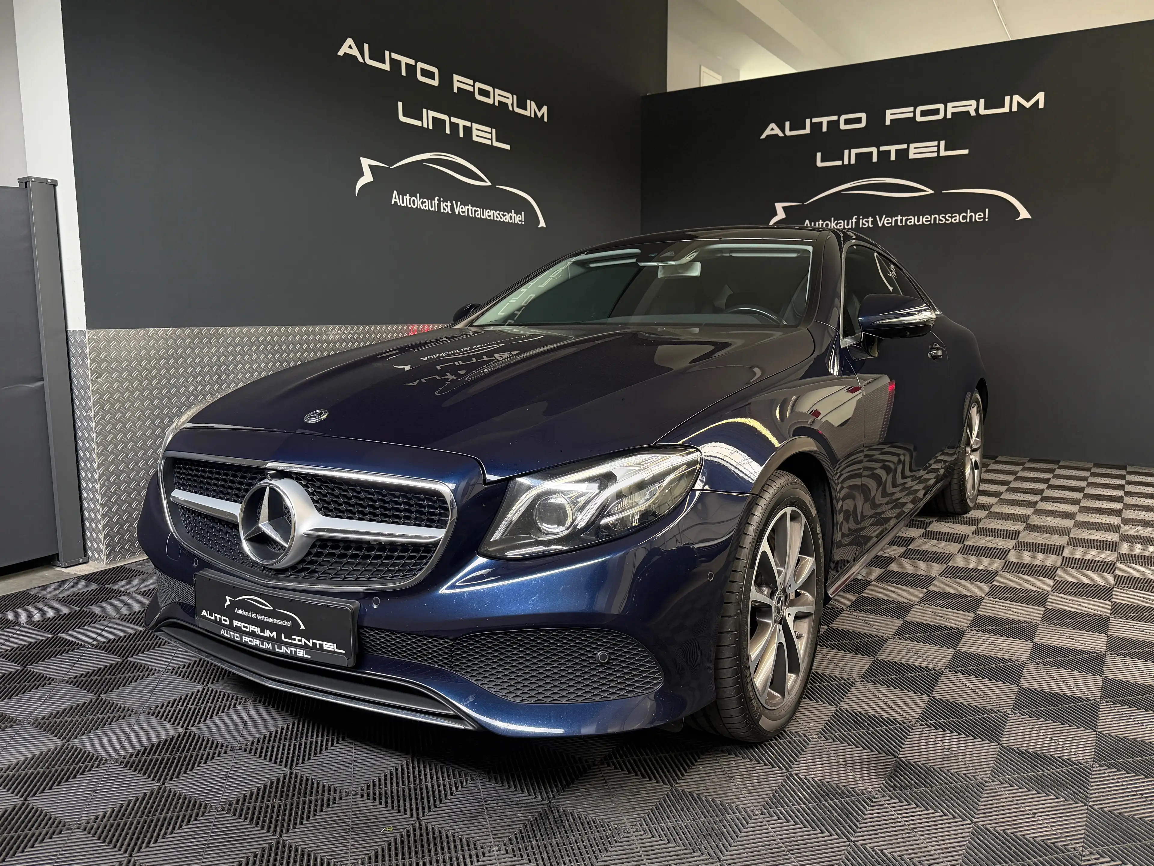 Mercedes-Benz E 350 d 4Matic MULTIBEAM-AHK-8XBEREIFT-AHK-SCHECKHEFT-2.HAND