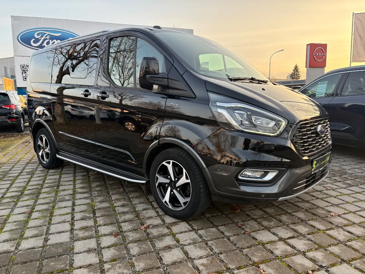 Ford Tourneo Custom 320 L1 Active AHK*ACC*XEN*TWA*NAV*SHZ Schwarz - 2