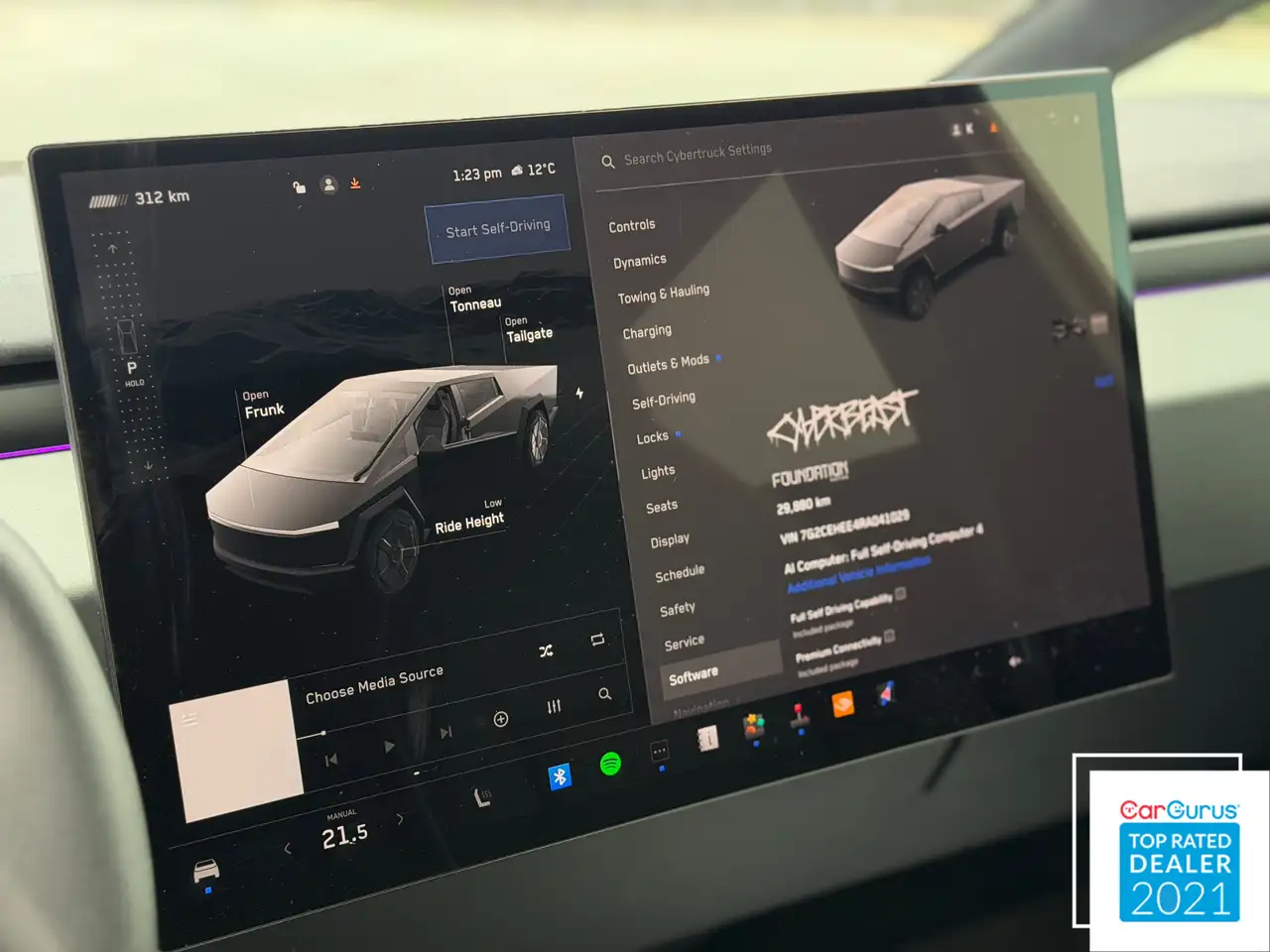 Tesla Cybertruck снимка Tesla Cybertruck