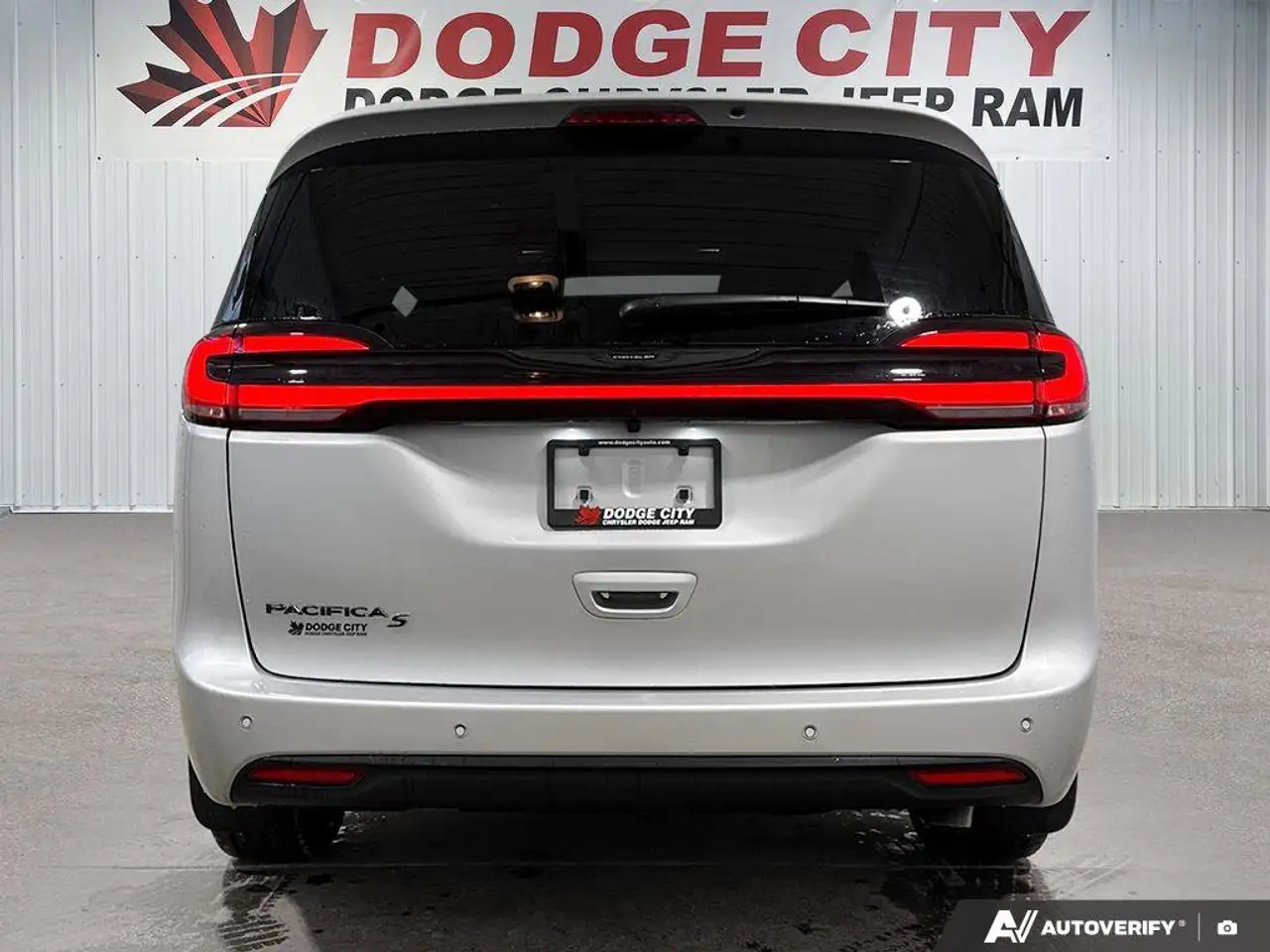 Chrysler Pacifica photo Chrysler Pacifica