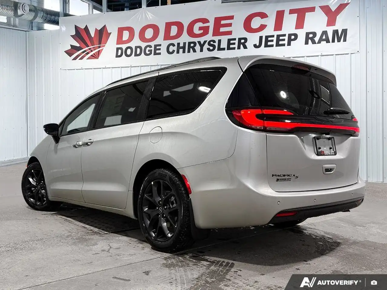Chrysler Pacifica photo Chrysler Pacifica