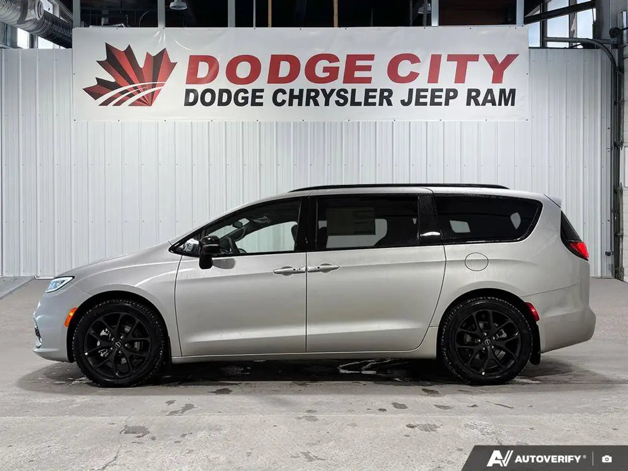 Chrysler Pacifica photo Chrysler Pacifica