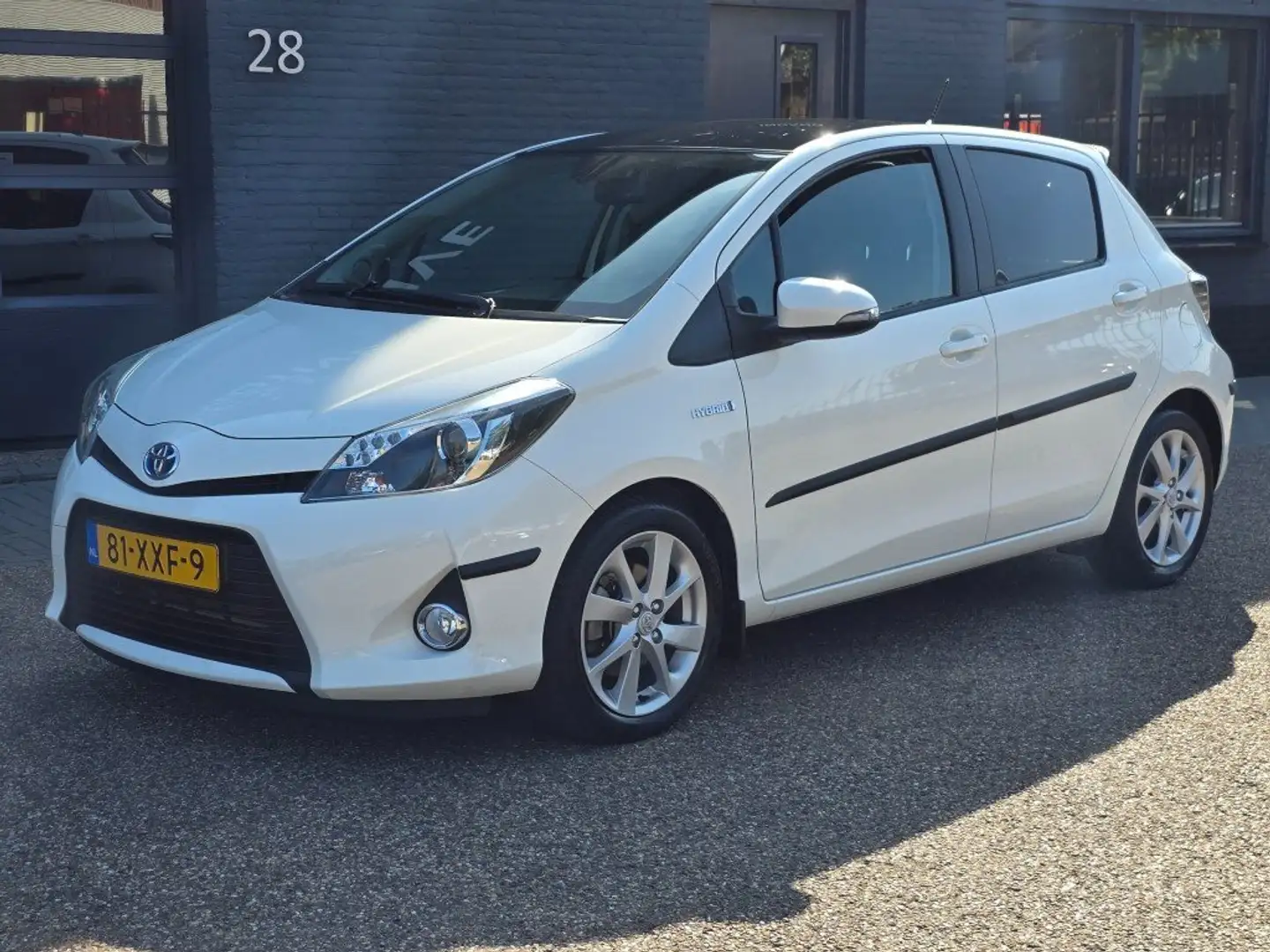 Toyota Yaris 1.5 Full Hybrid Dynamic NAVI PANO DAK CAMERA DEALE Wit - 1