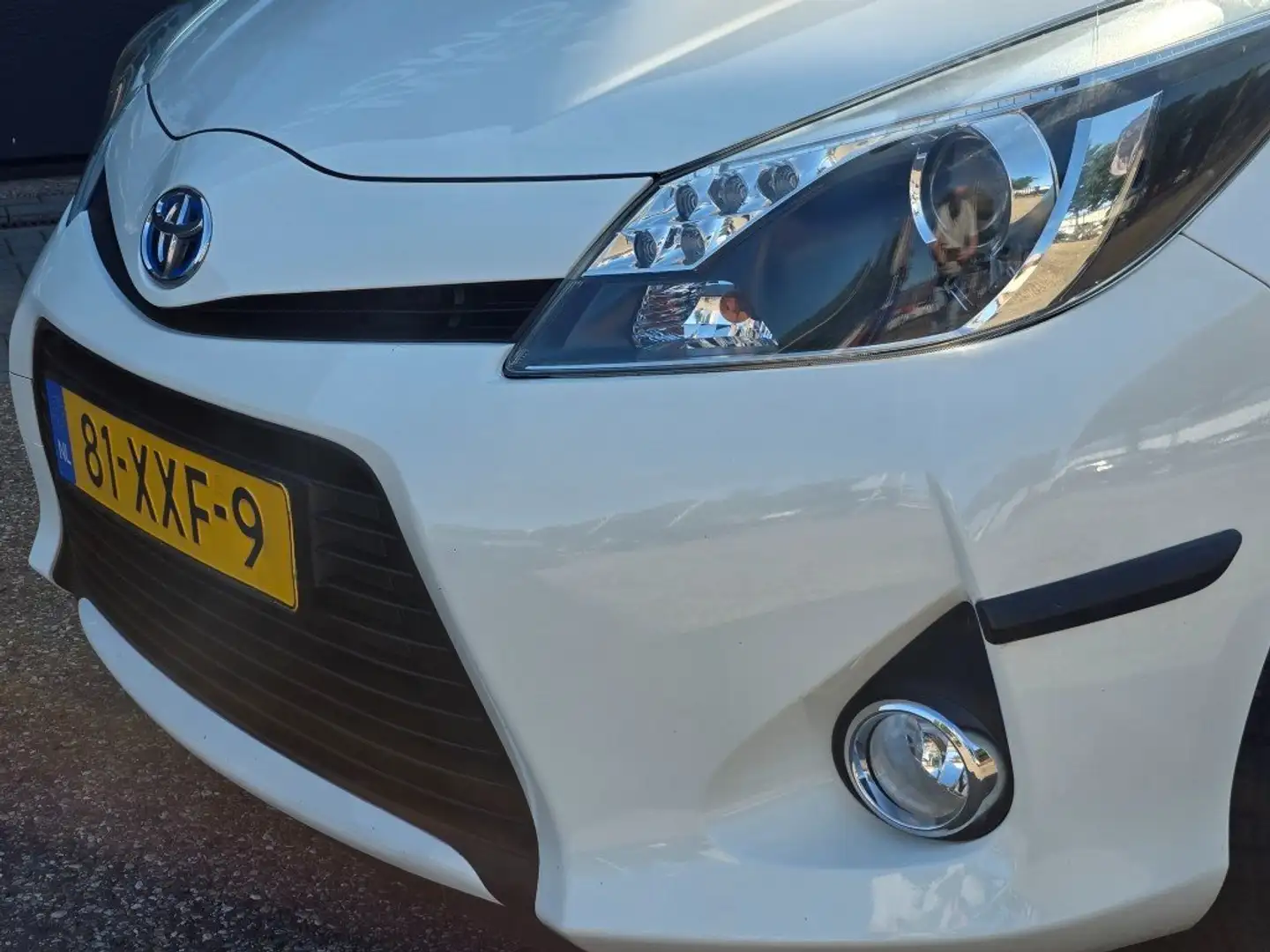 Toyota Yaris 1.5 Full Hybrid Dynamic NAVI PANO DAK CAMERA DEALE Wit - 2