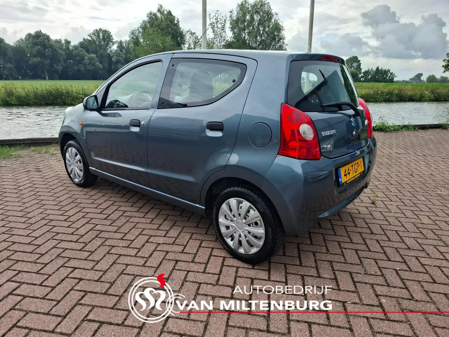 Suzuki Alto 1.0 Base 57.100 km Gris - 2