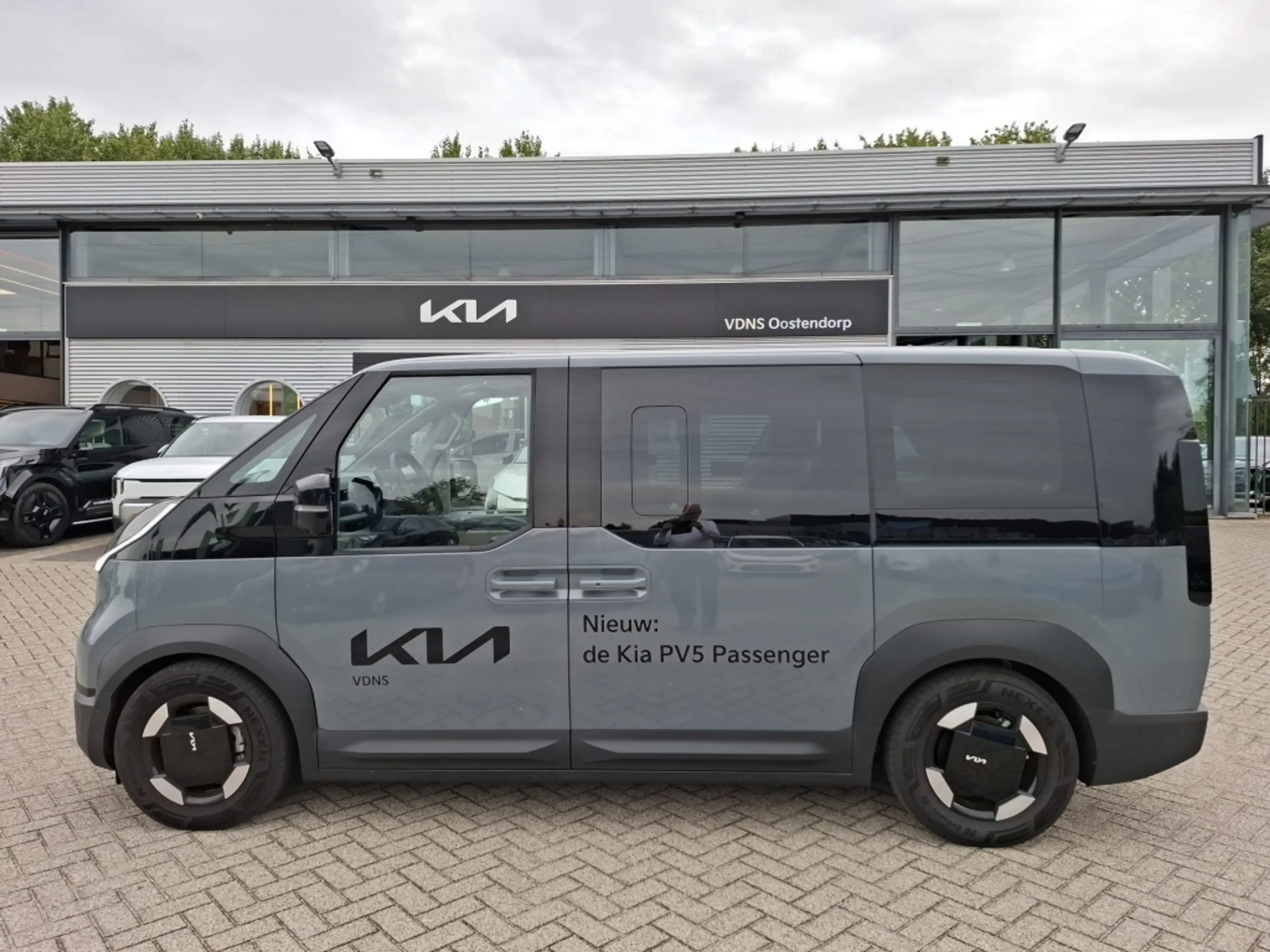 Kia PV5 Passenger Elite Executive 71.2 kWh — photo 2