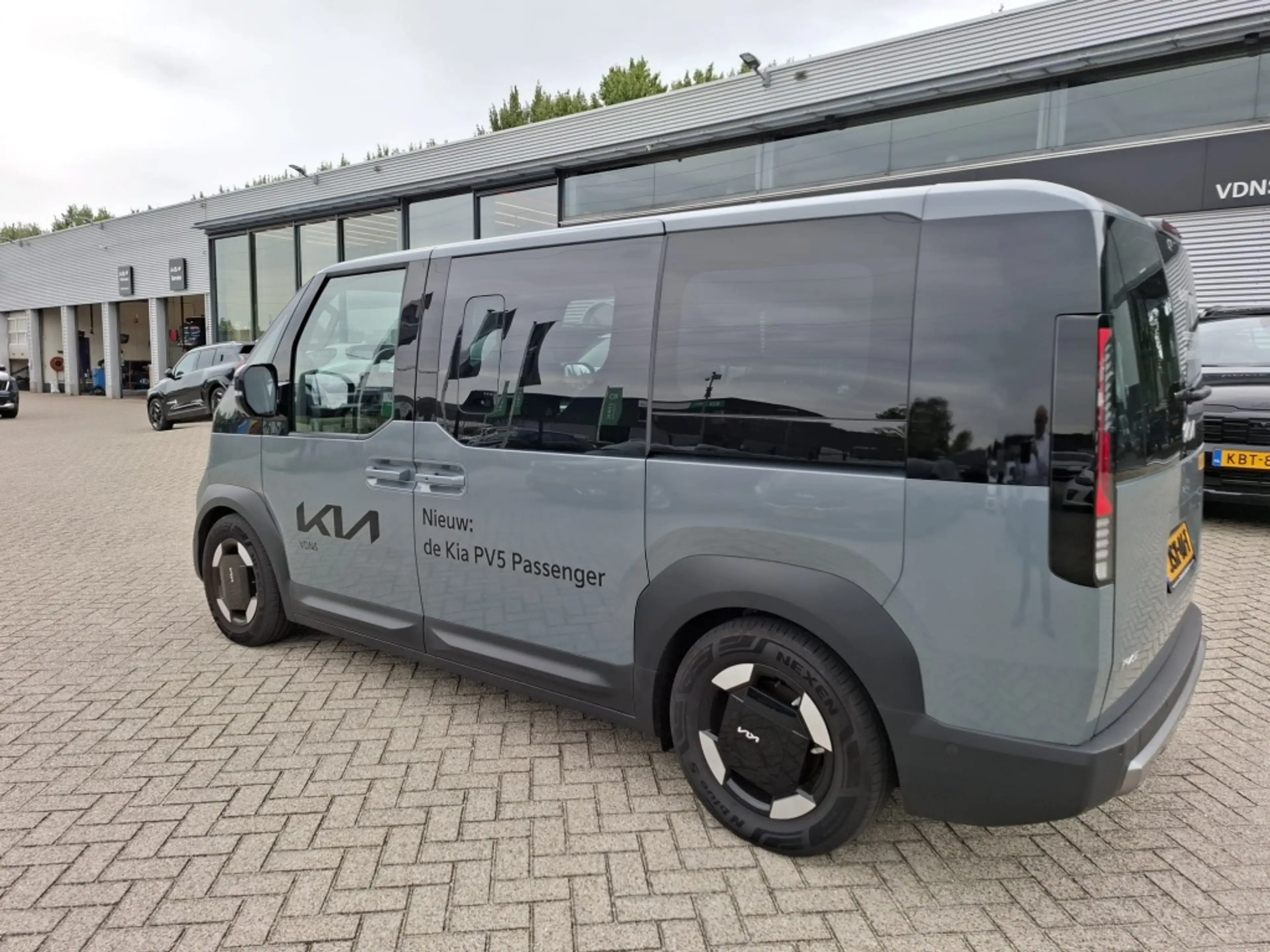 Kia PV5 Passenger Elite Executive 71.2 kWh — photo 3